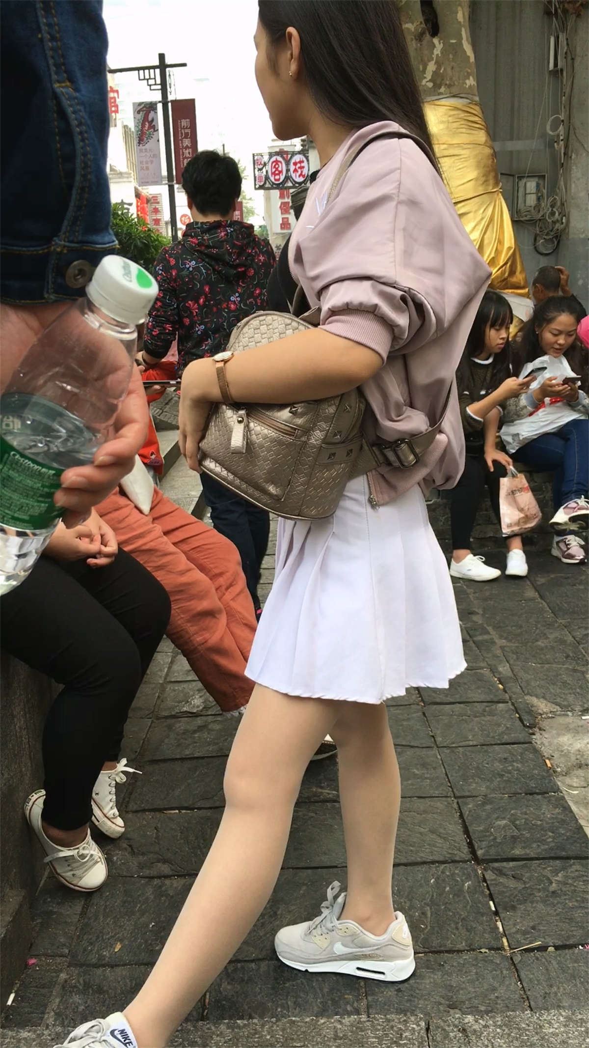 白色短裙肉色丝袜清纯长发学生妹子