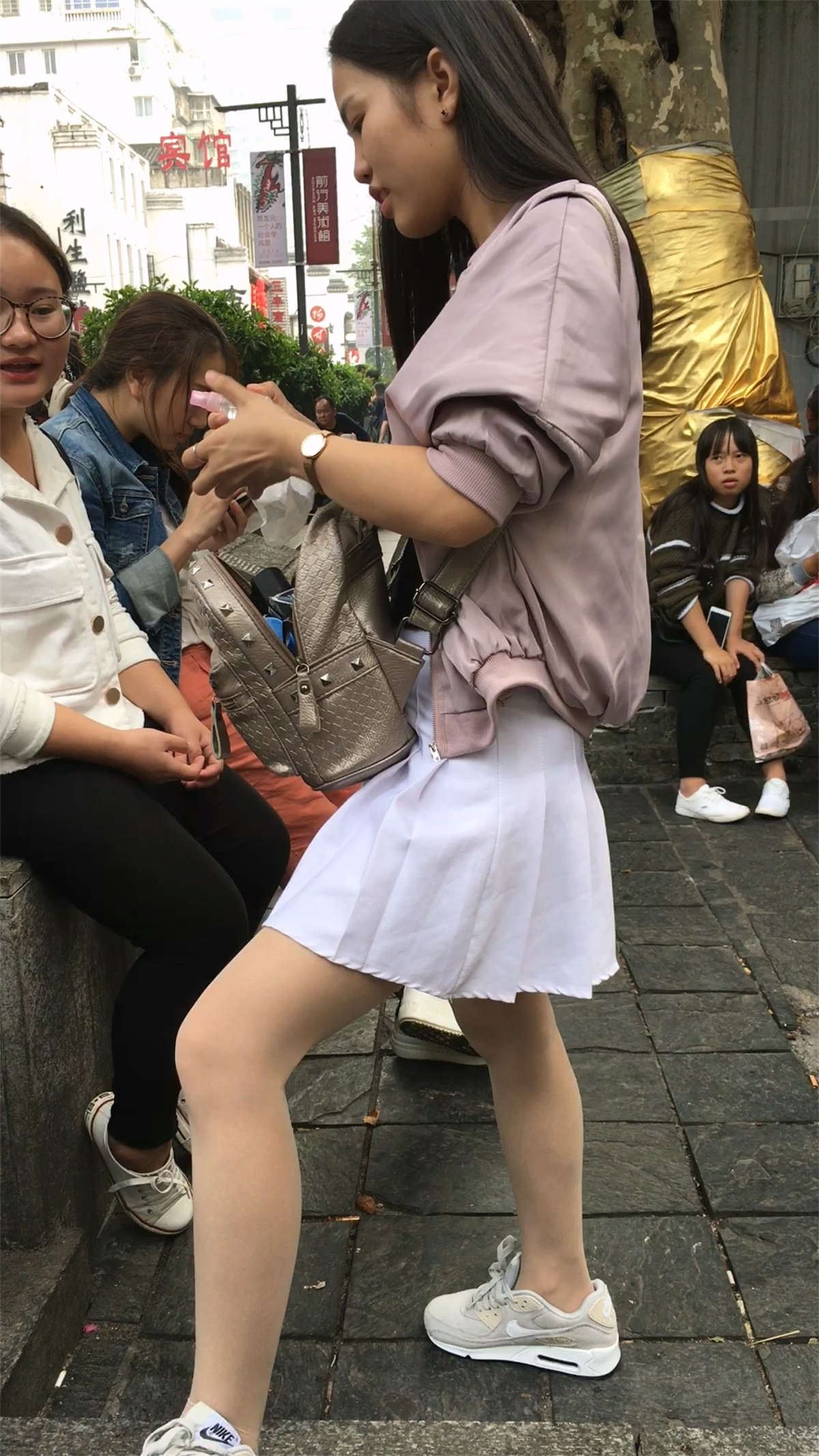 白色短裙肉色丝袜清纯长发学生妹子