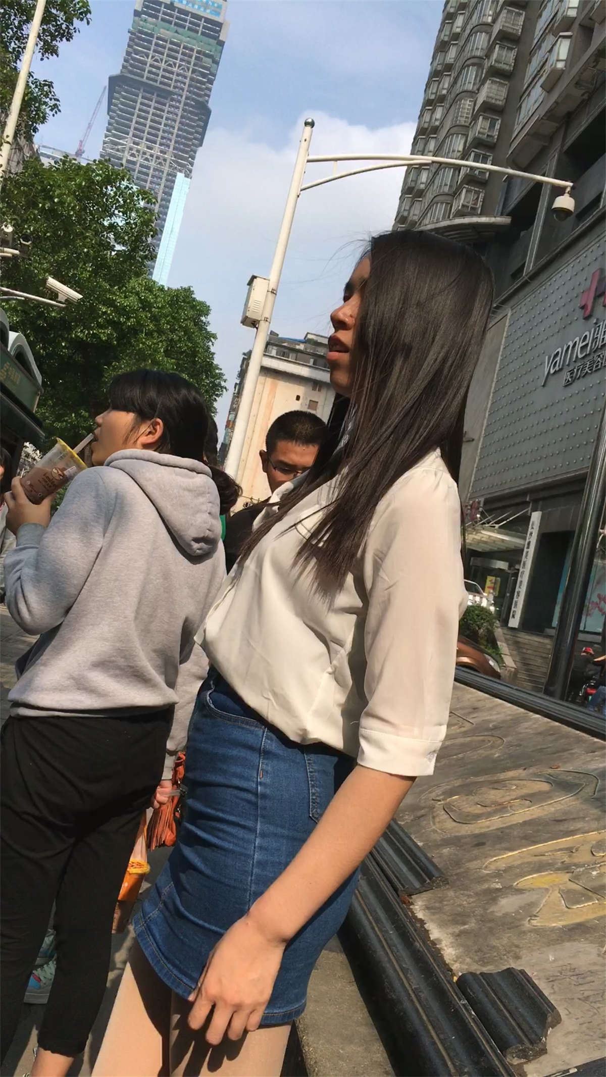 紧绷蓝色牛仔包臀裙肉色丝袜美眉