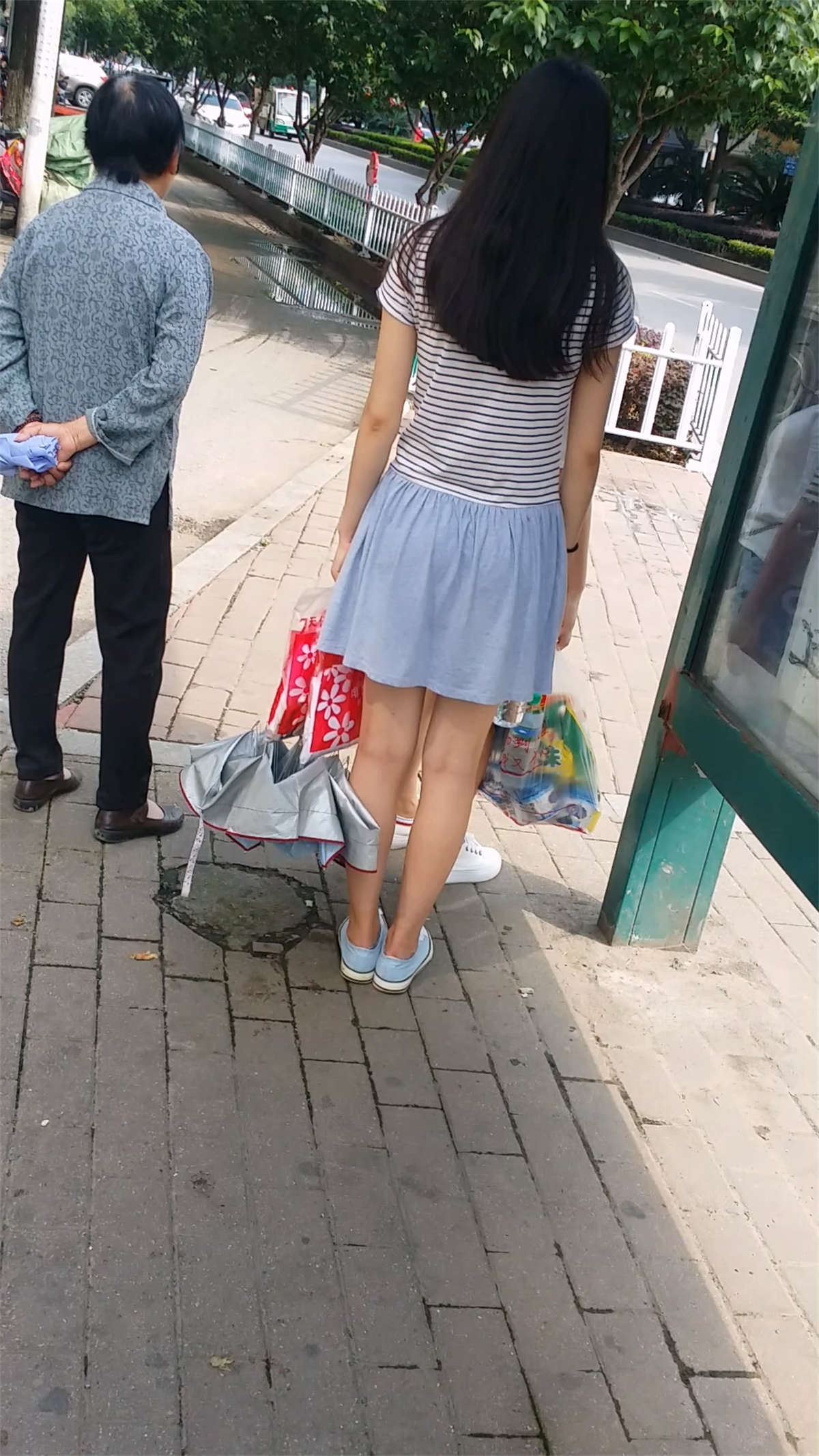 等车的短裙小妹