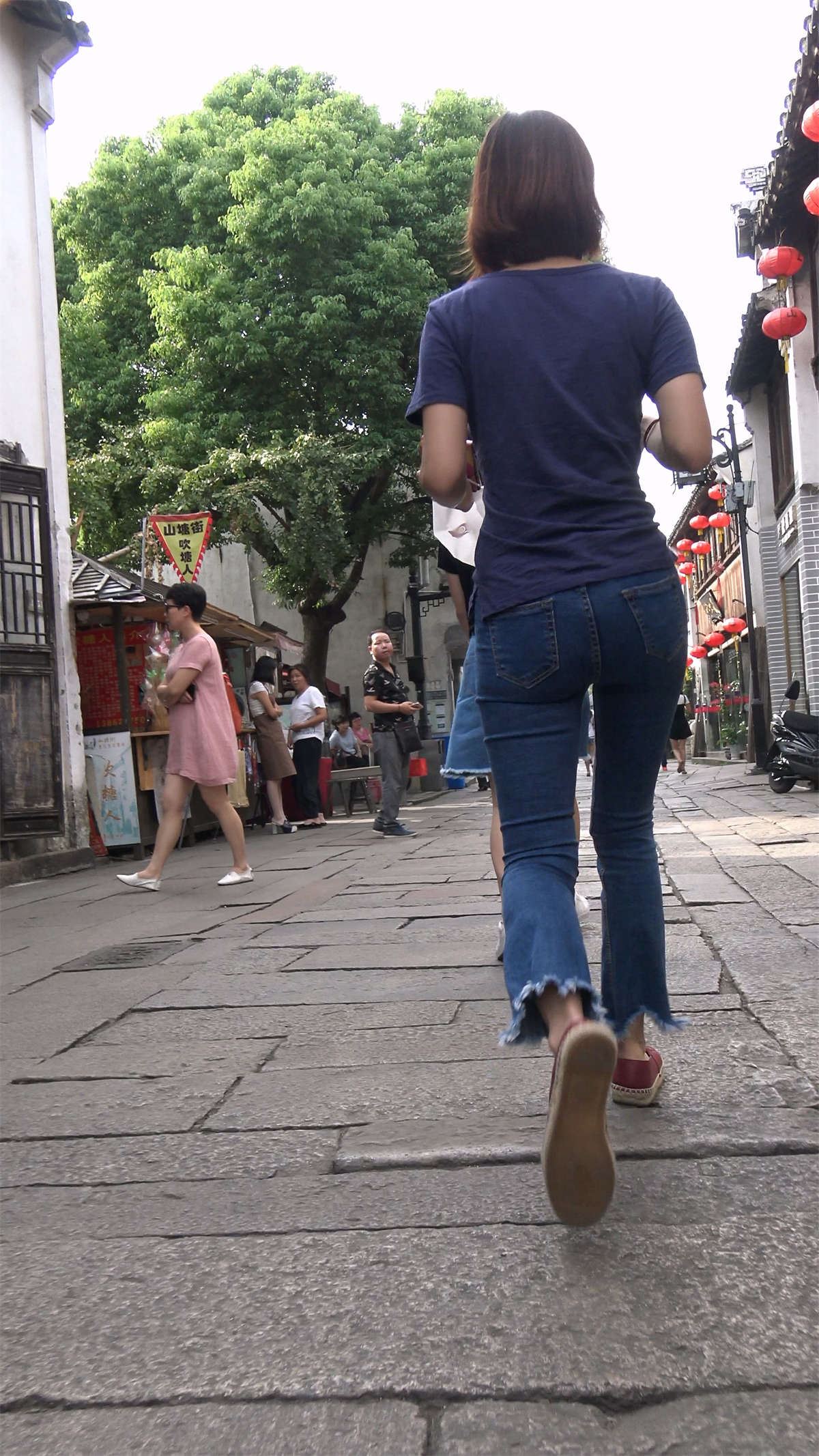 极品牛仔喇叭裤美女