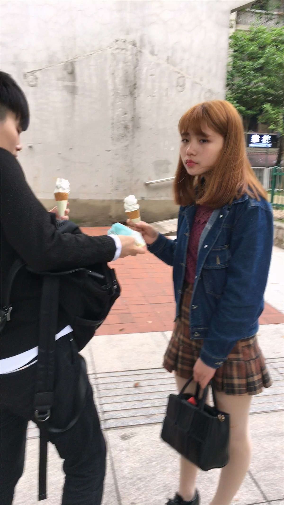金发可爱美眉学生制服装