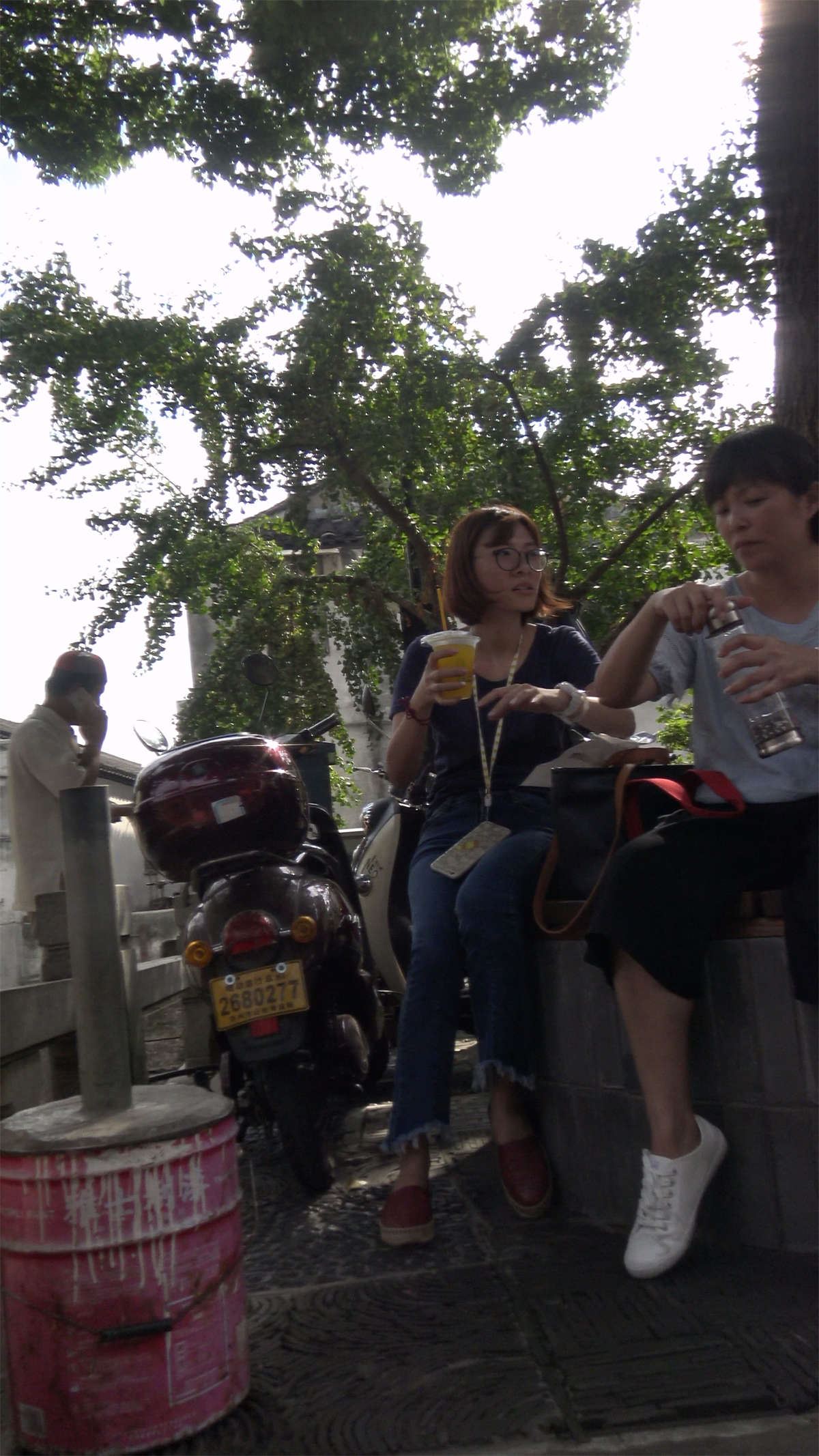 极品牛仔喇叭裤美女