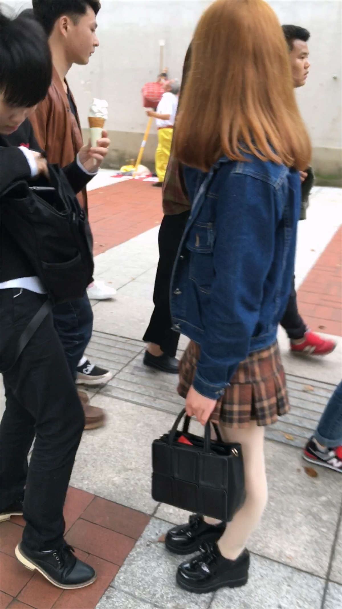 金发可爱美眉学生制服装
