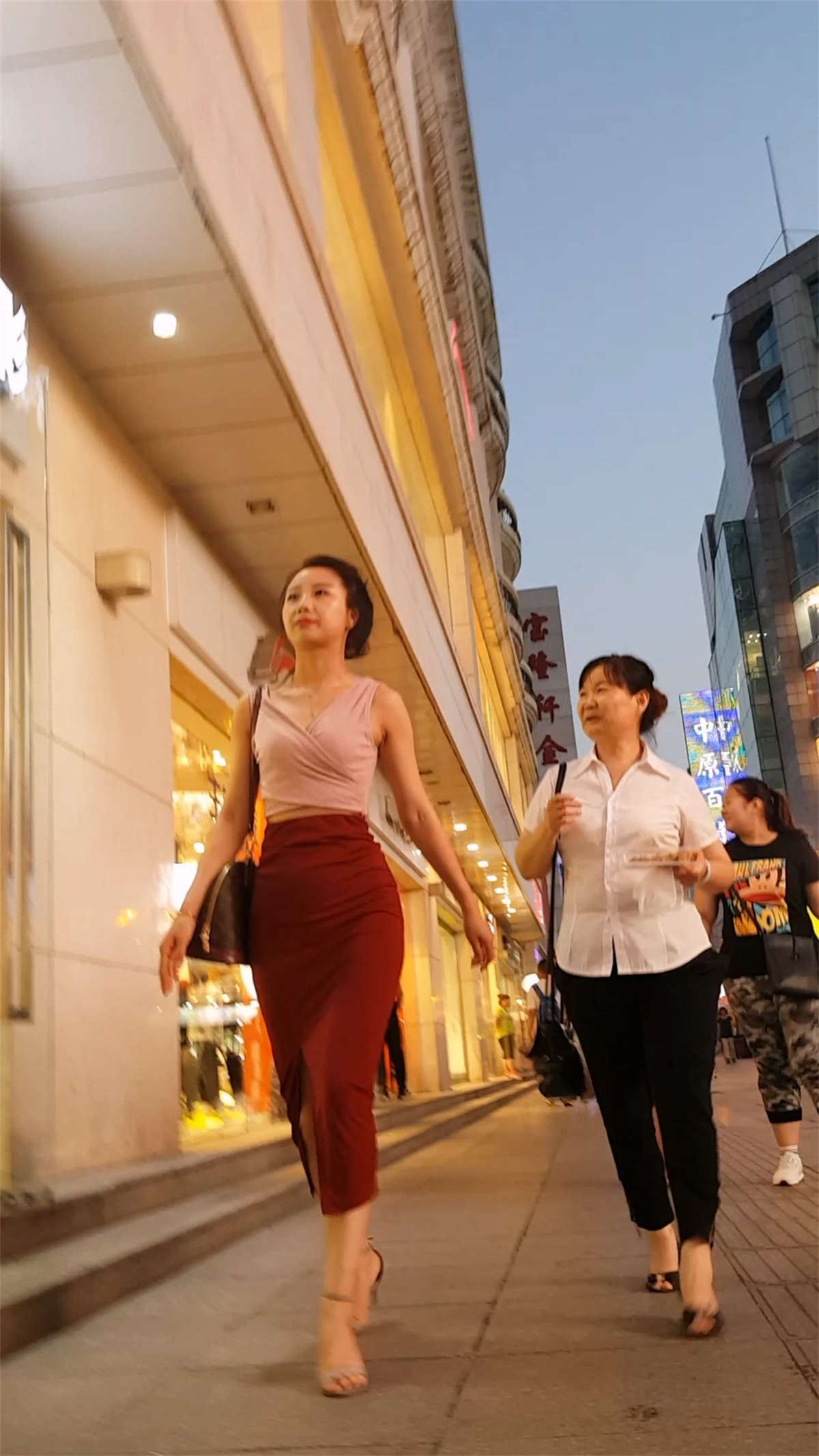 深红紧身包臀长裙美少妇