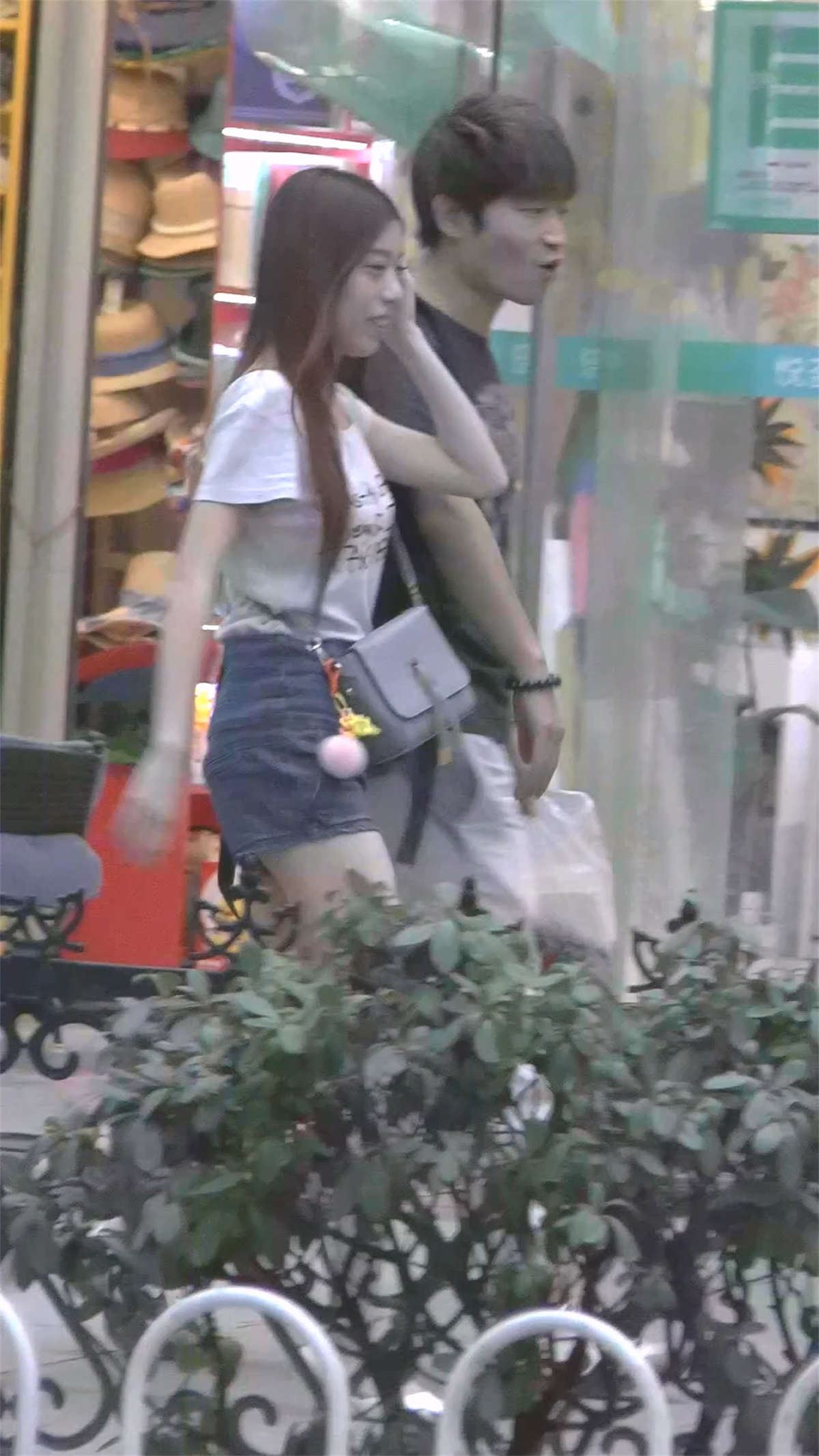 热裤美女和男友一起逛街