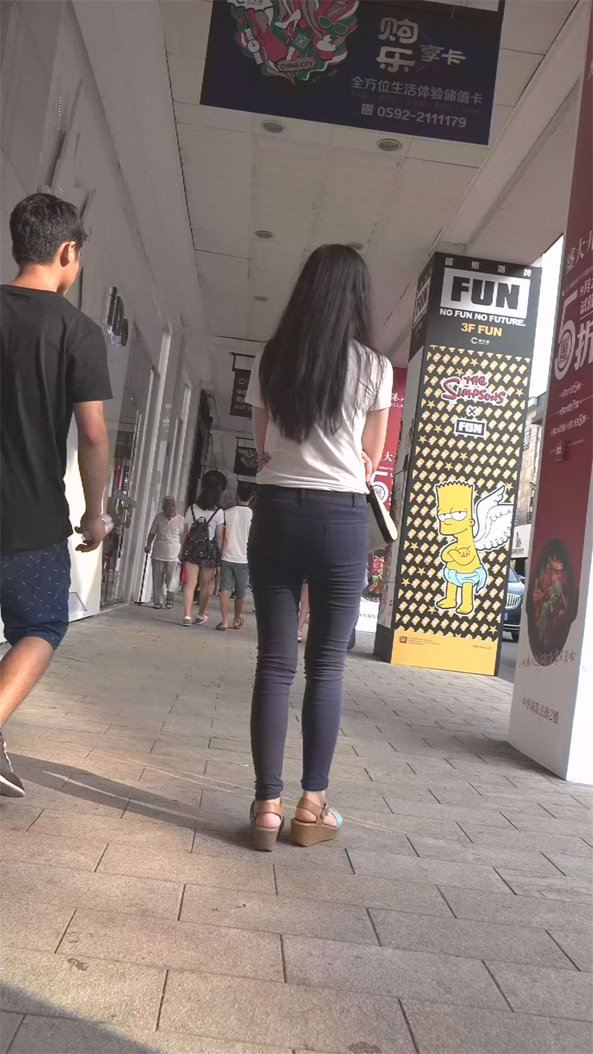 紧臀打底裤小妹身材好