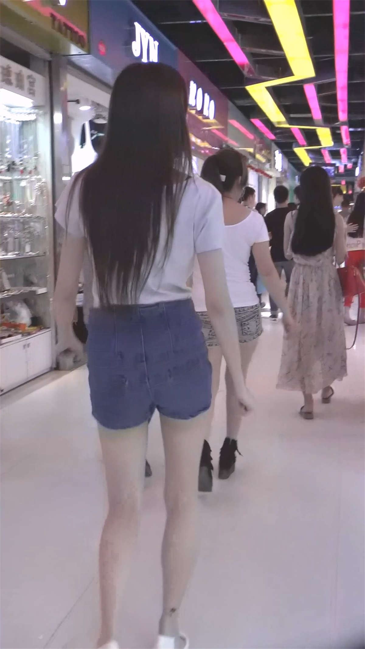 热裤美女和男友一起逛街