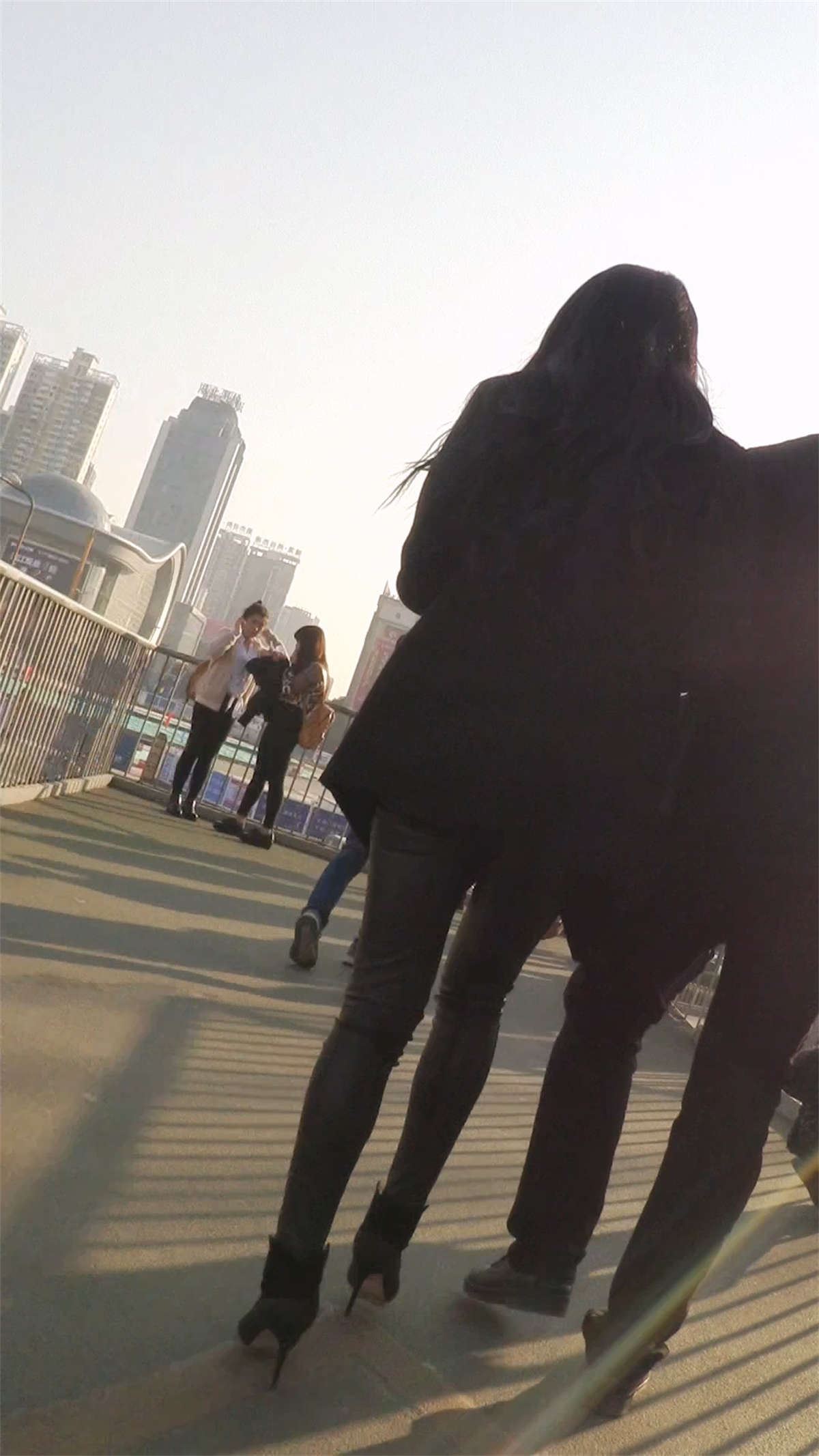 皮裤高跟鞋美眉