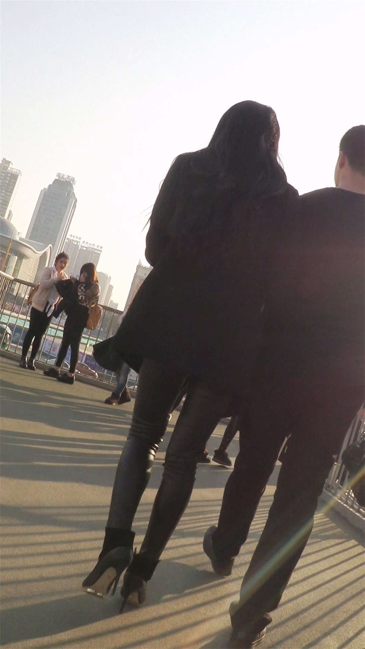皮裤高跟鞋美眉