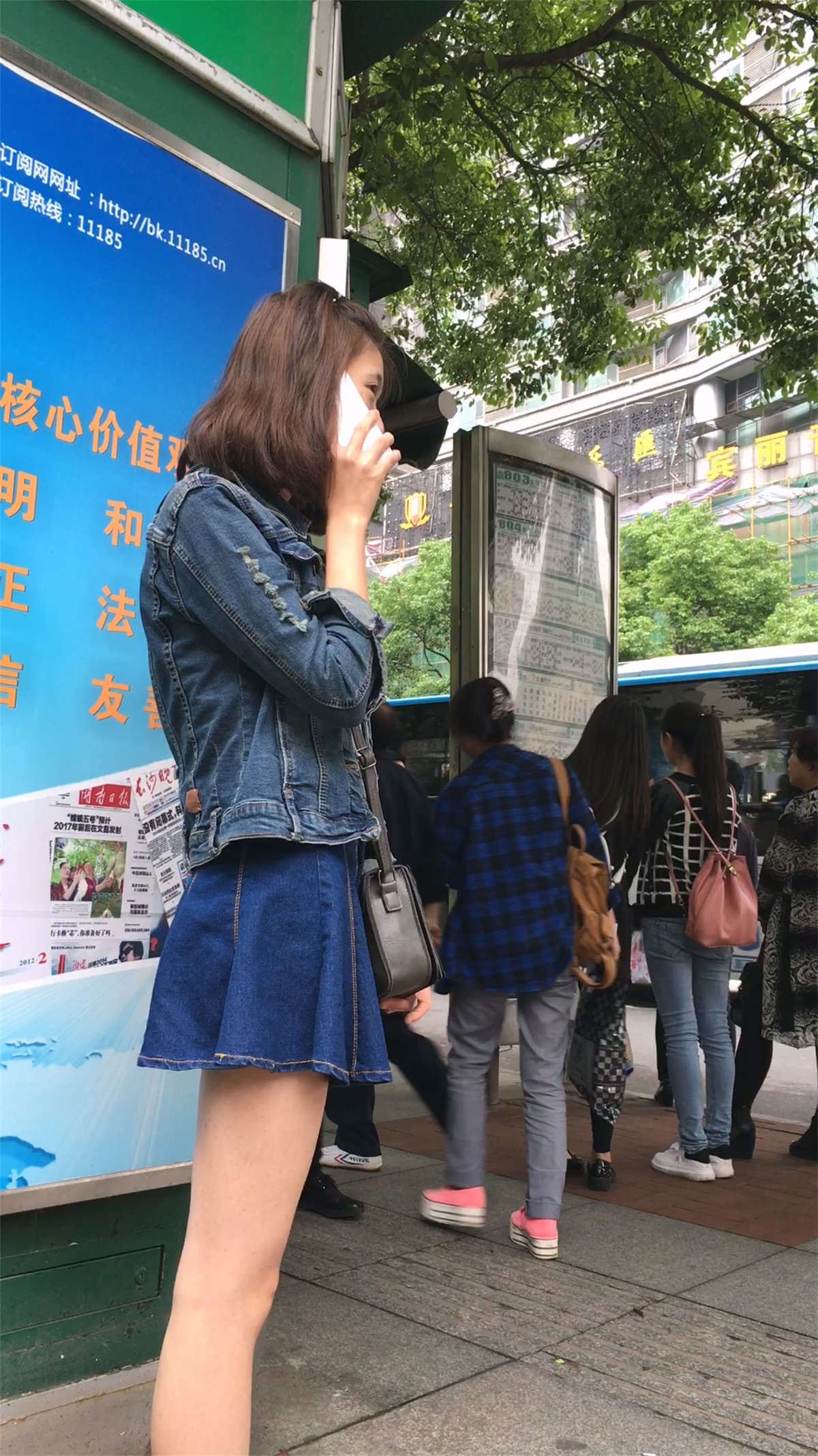 等车的牛仔超短裙极品白腿苗条身材漂亮美女