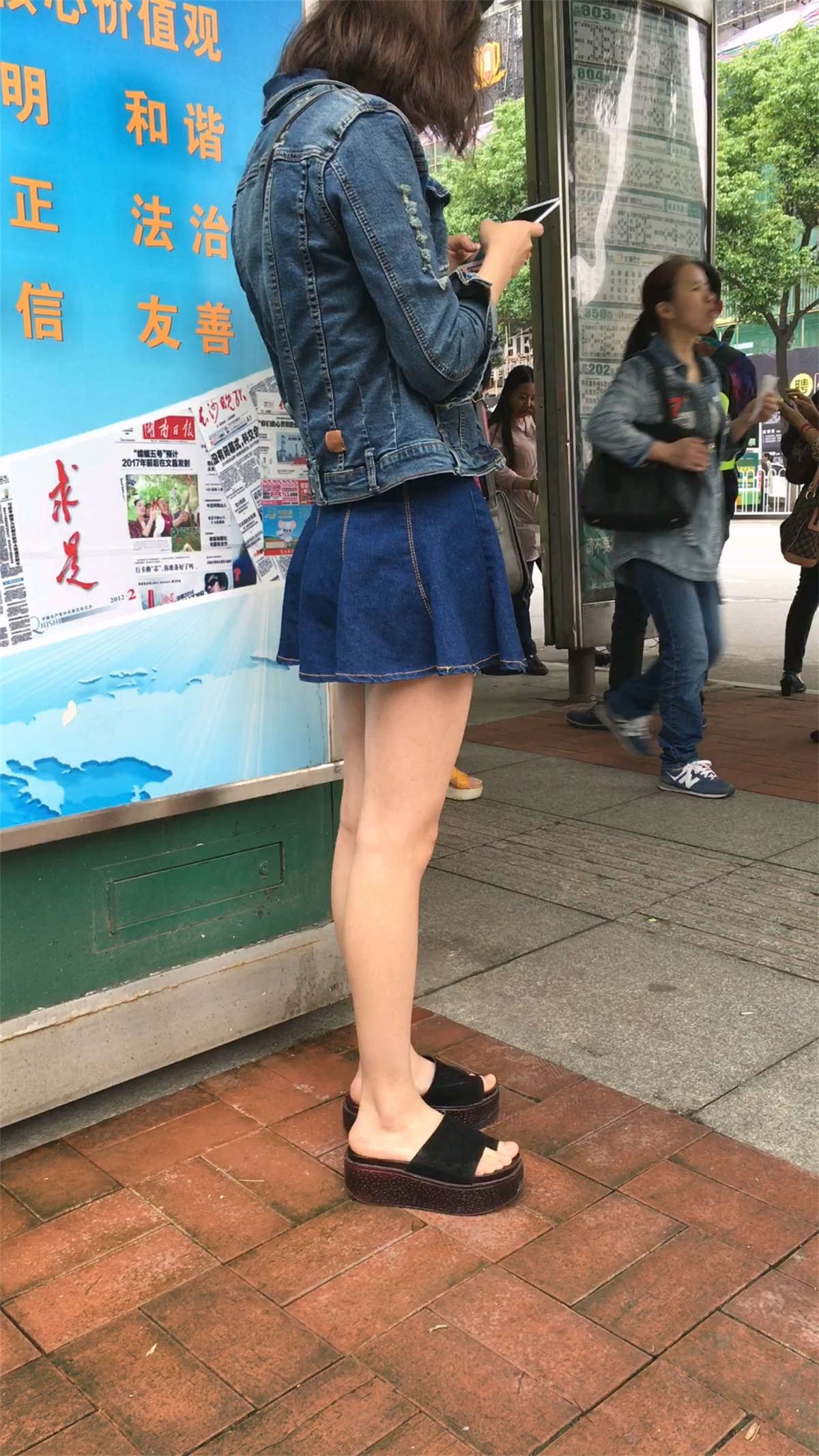等车的牛仔超短裙极品白腿苗条身材漂亮美女