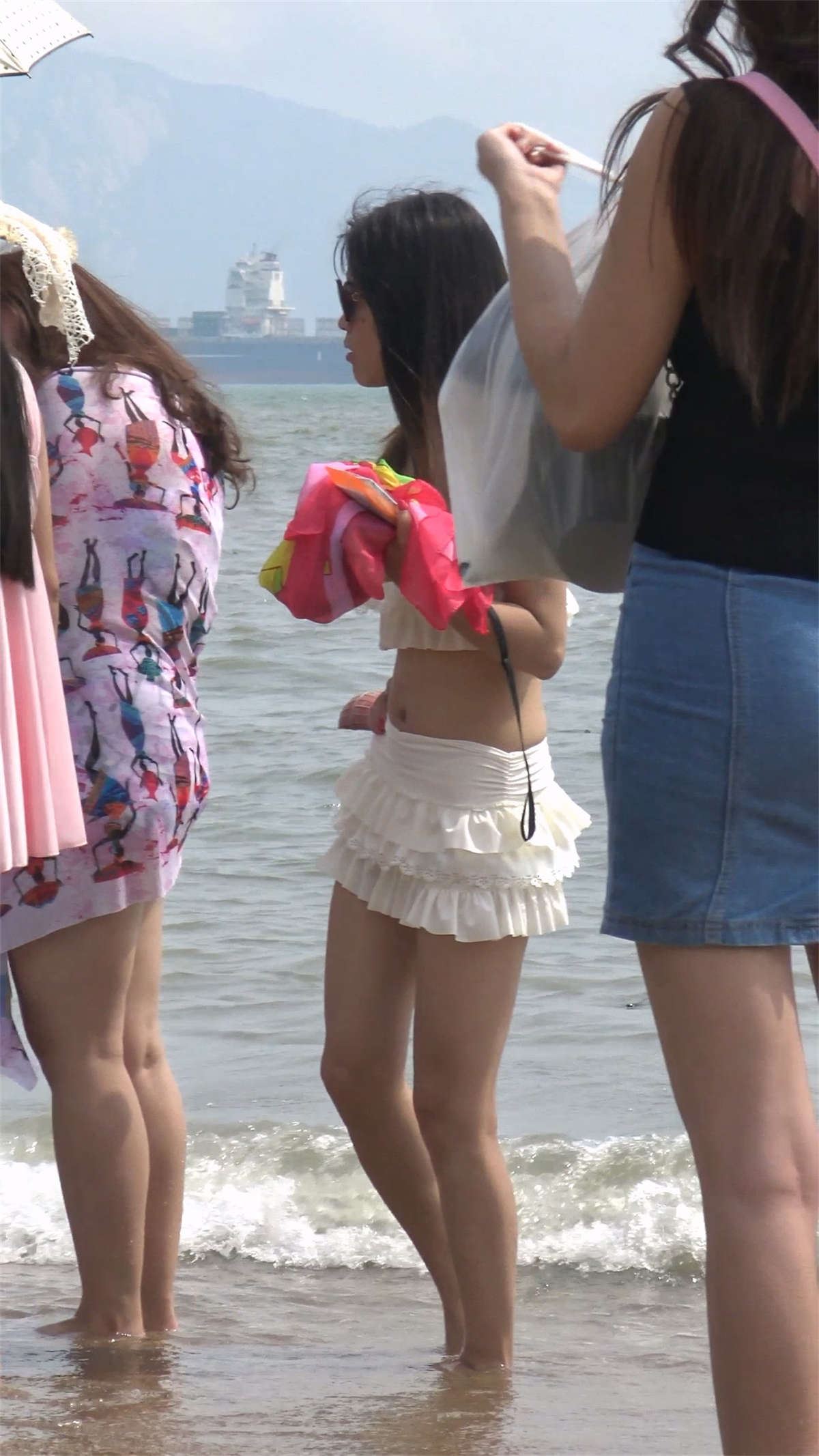 海边牛仔短裙美女