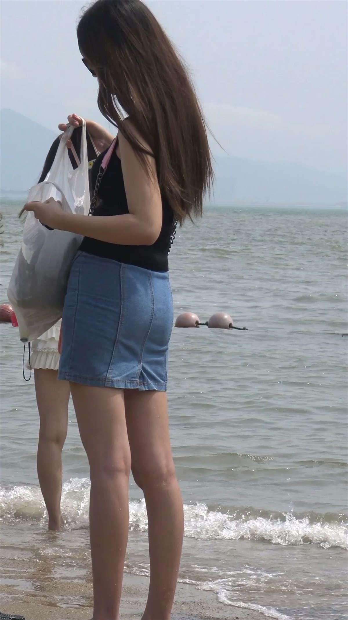 海边牛仔短裙美女