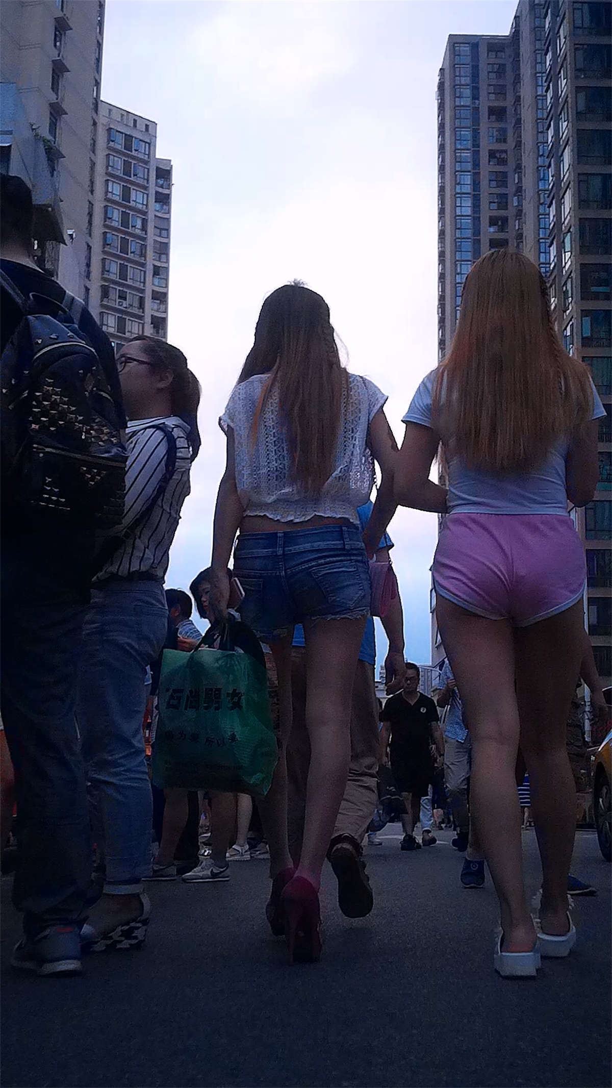 两个高挑美女买小吃