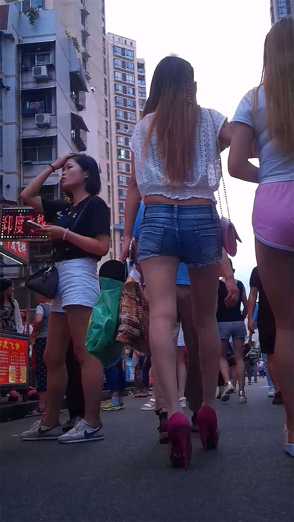 两个高挑美女买小吃