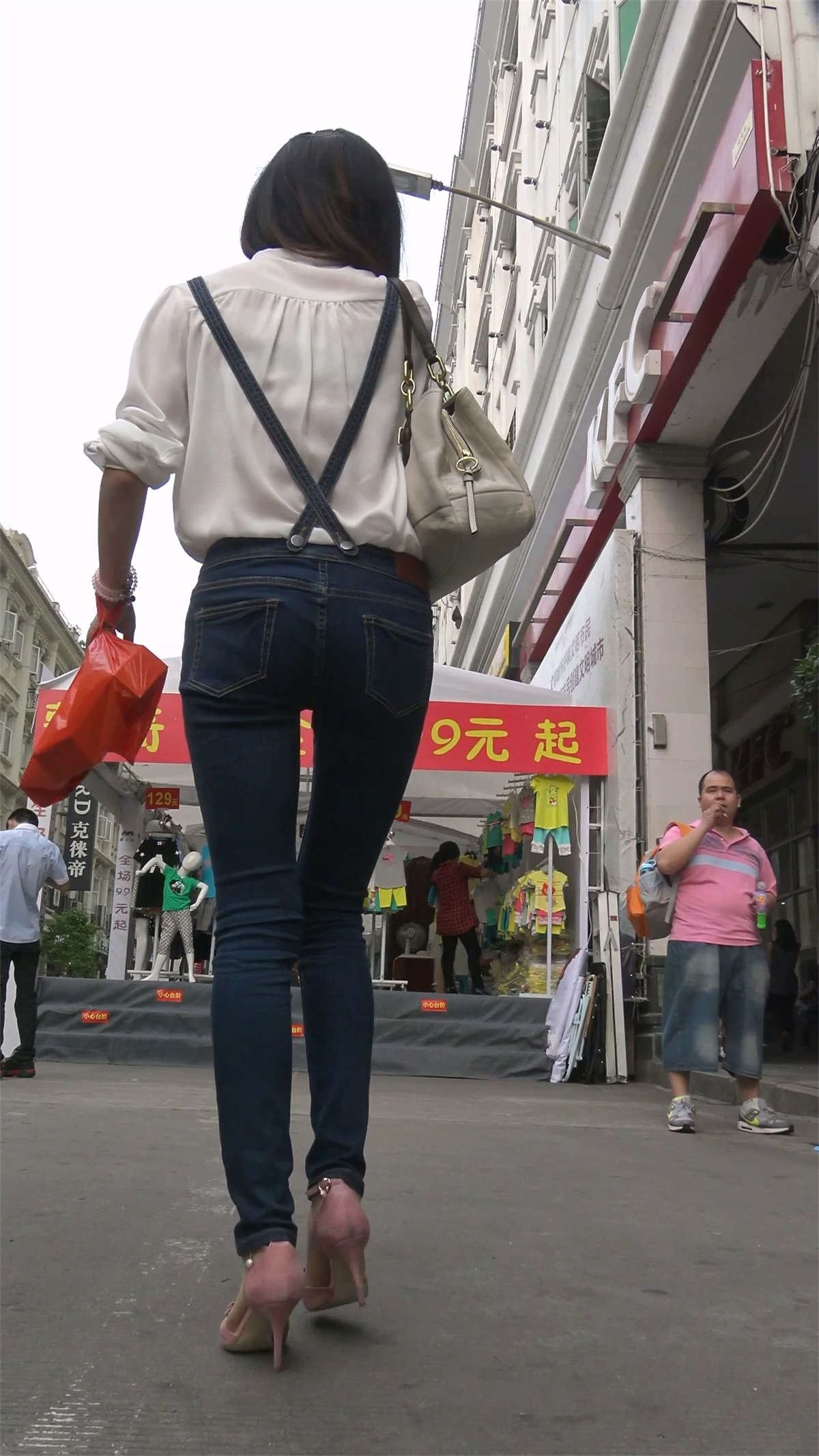 穿背带牛仔裤的妹妹