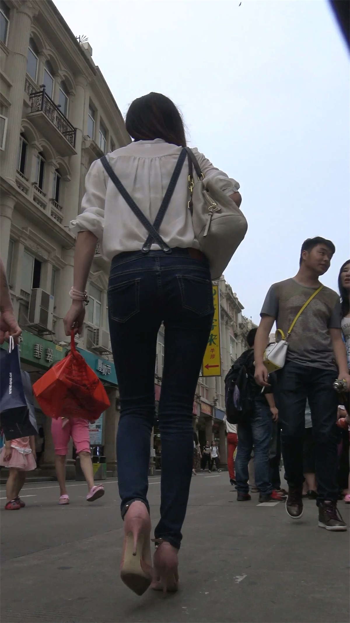 穿背带牛仔裤的妹妹