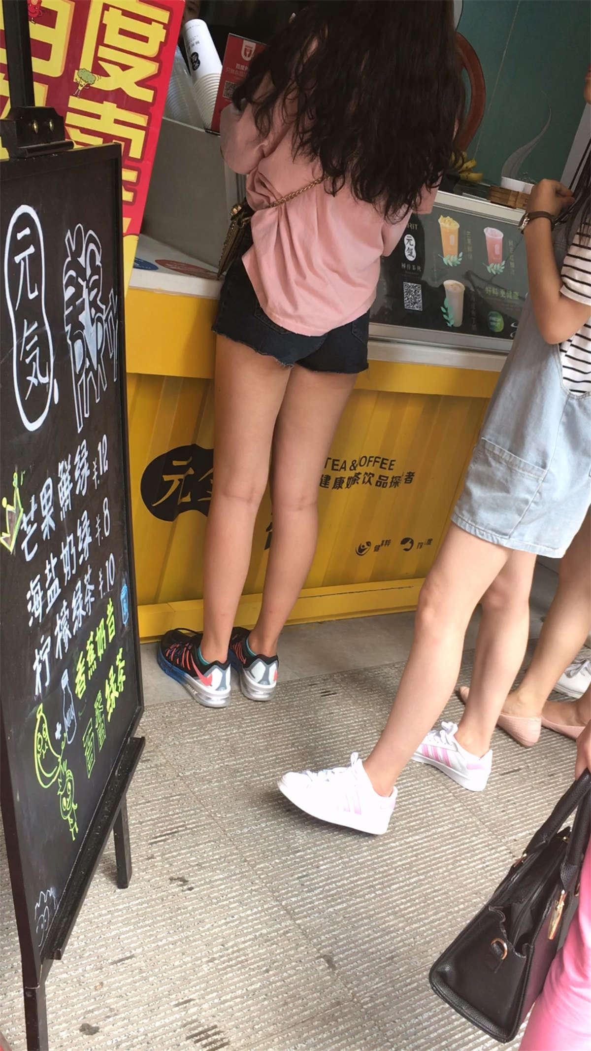 热裤小靓妹