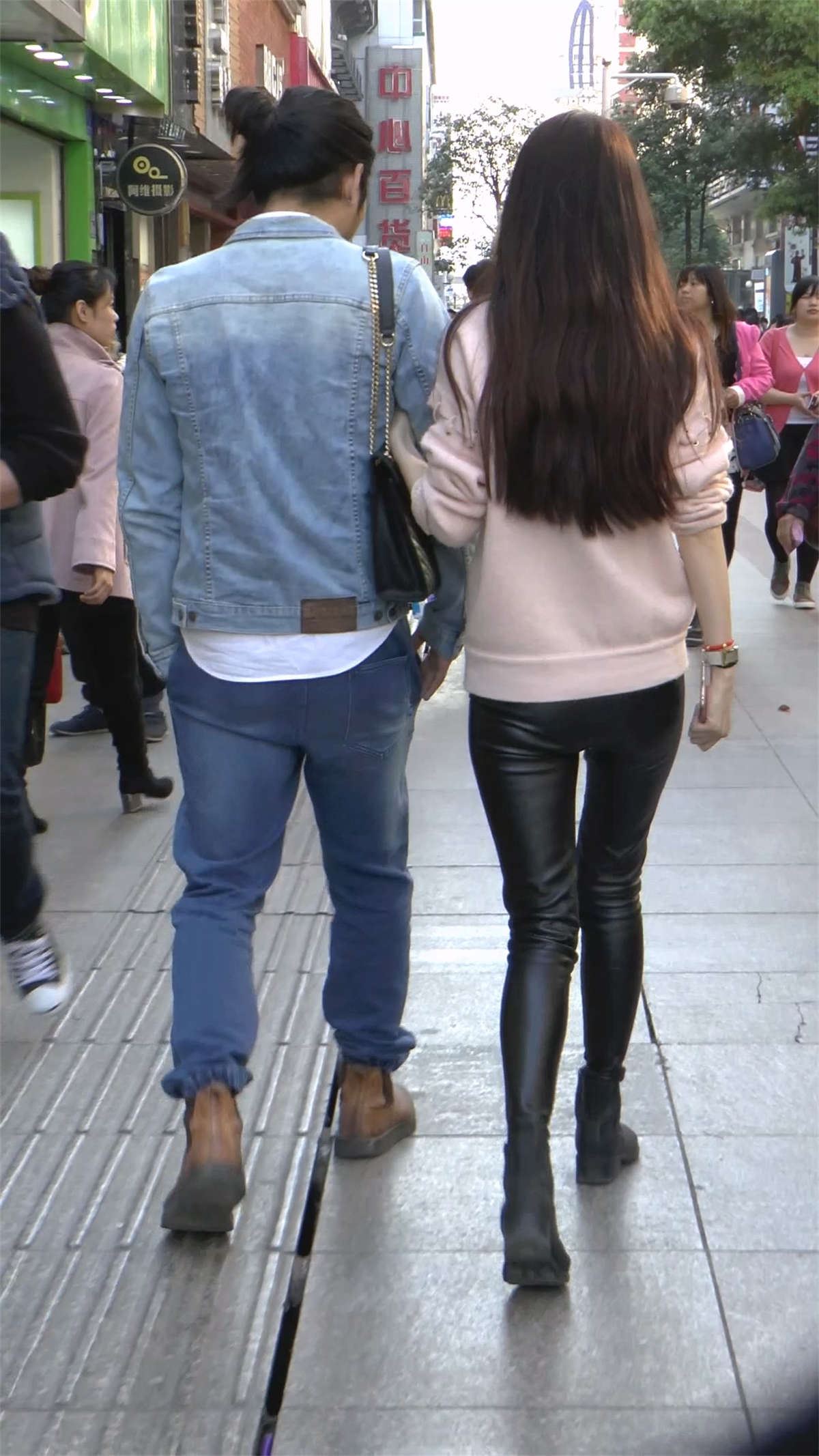 皮裤美眉跟男友一块买衣服