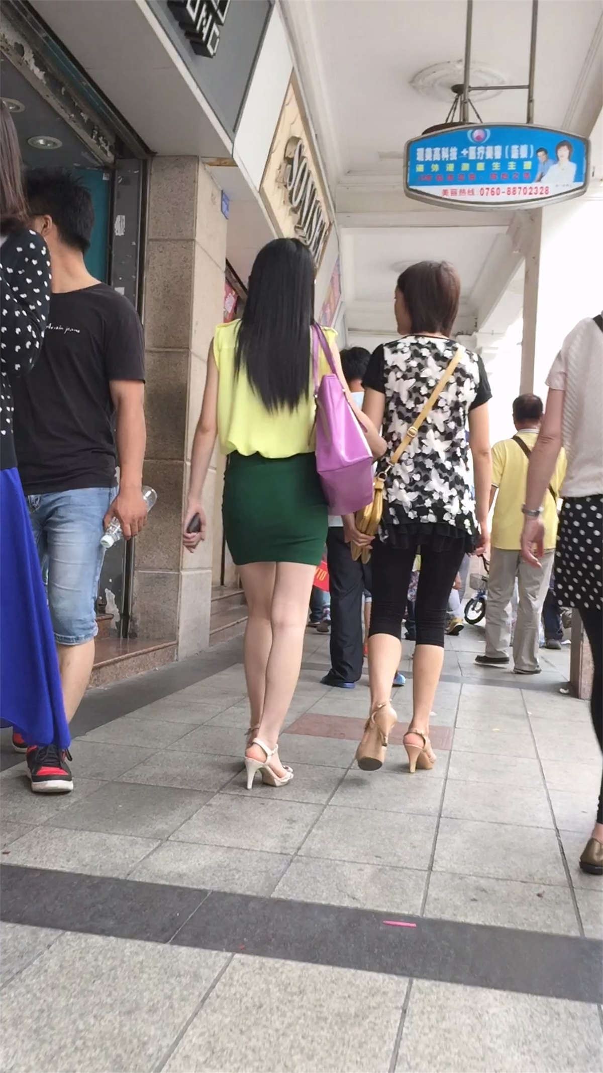 绿色包臀裙美女逛街