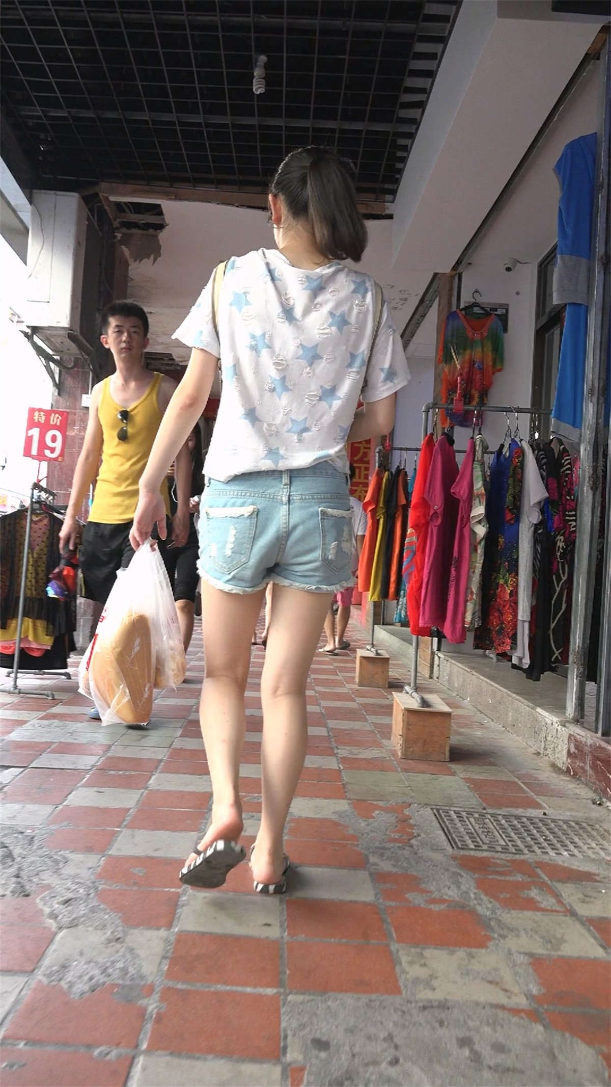 牛仔热裤细腿小妹