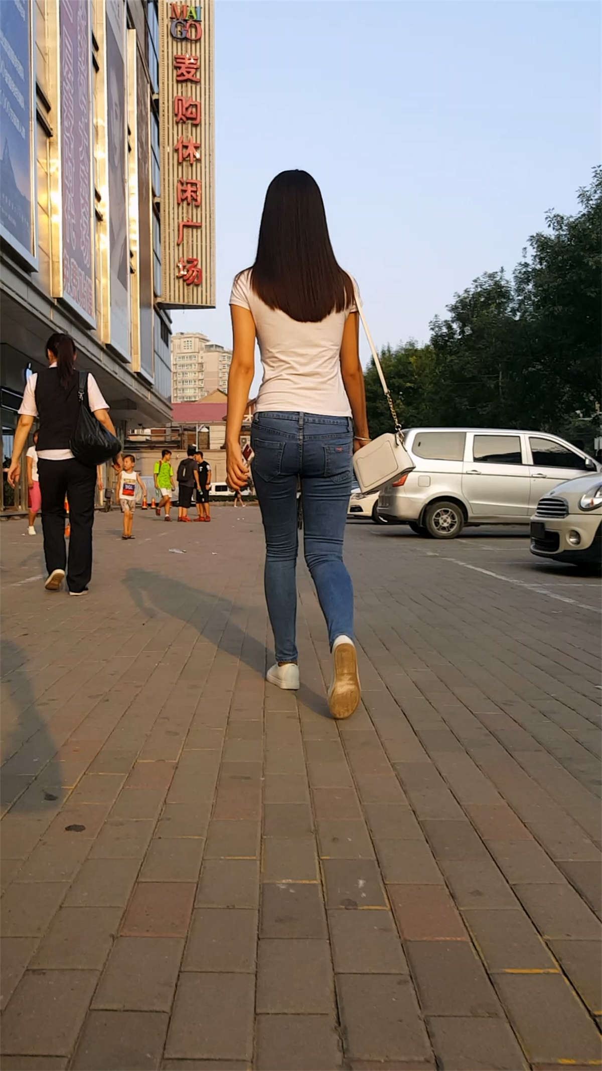蓝色紧绷牛仔裤性感长发美女