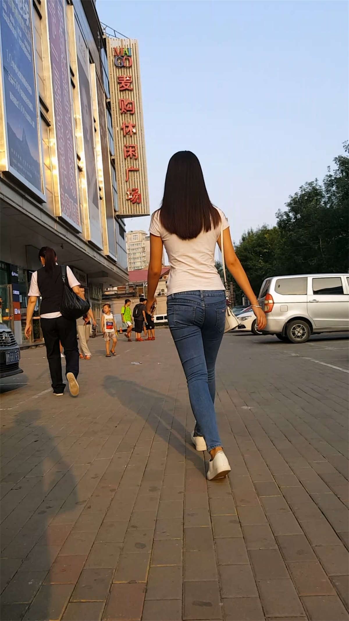 蓝色紧绷牛仔裤性感长发美女