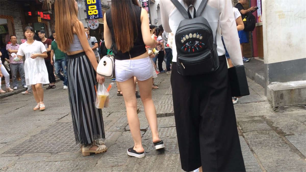 白色超低腰热裤美女和姐妹逛街