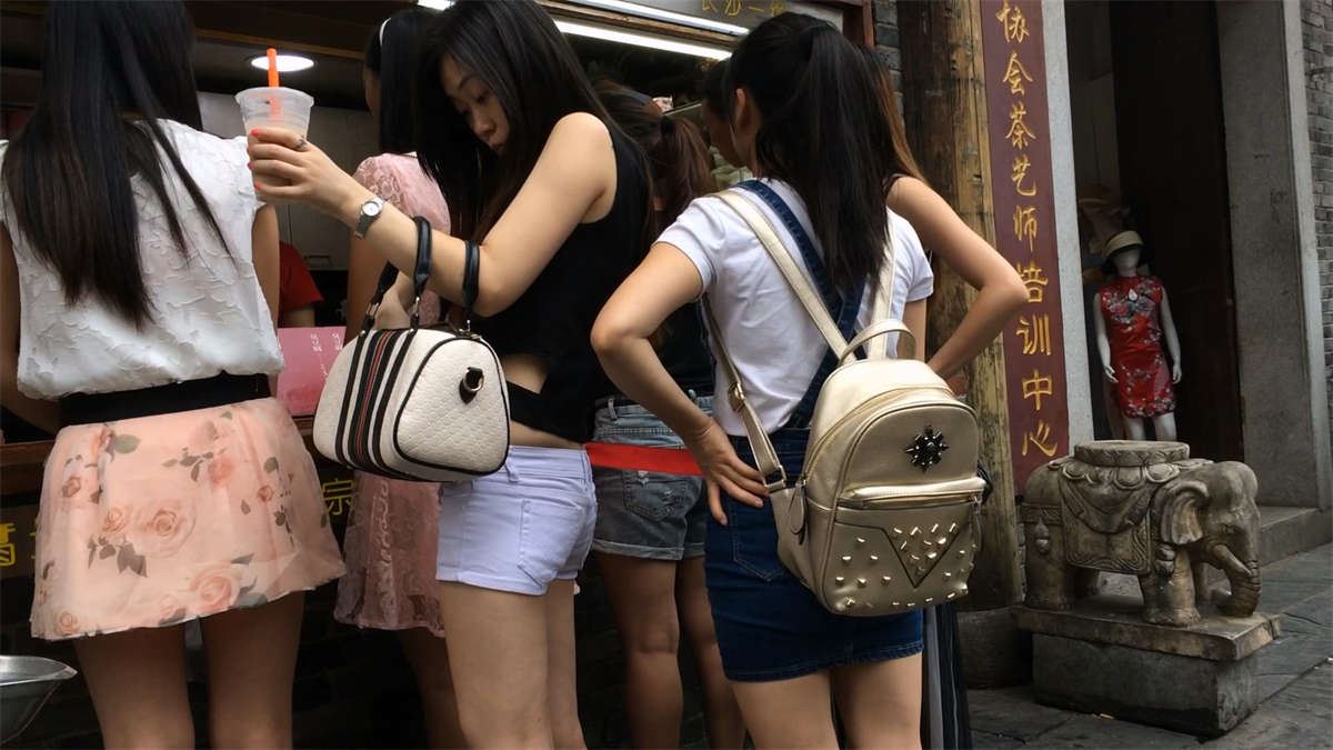 白色超低腰热裤美女和姐妹逛街