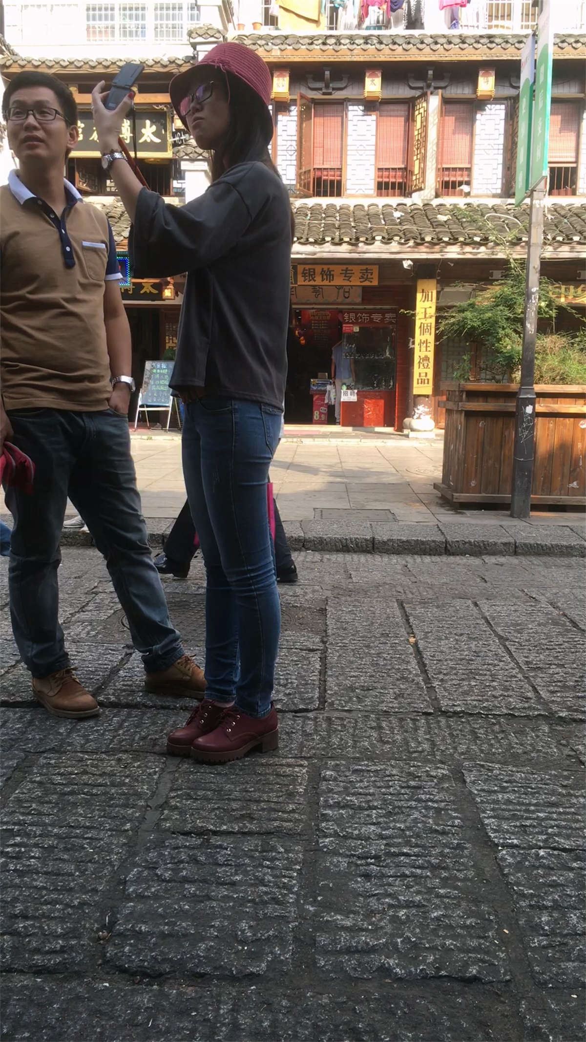 身材高挑的牛仔紧裤美眉