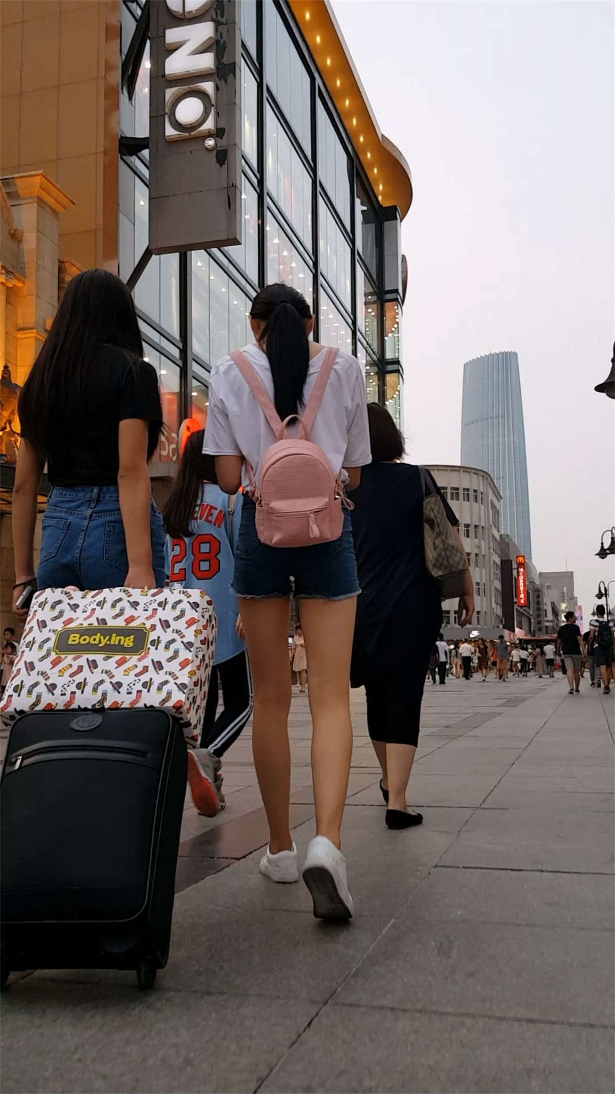 蓝色牛仔短裤极品长腿学生美眉