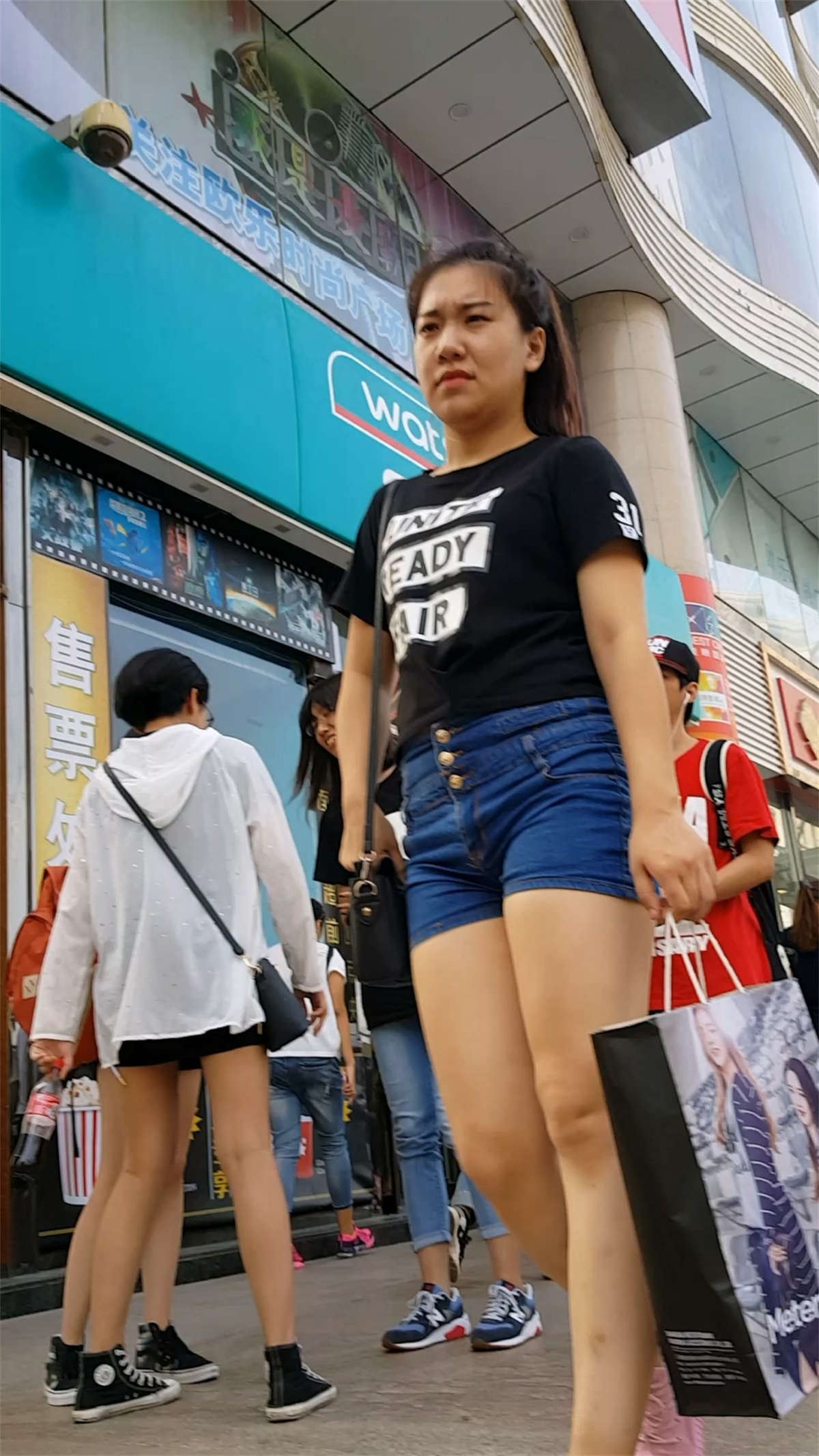 蓝色牛仔紧绷短裤白色高跟长腿美眉