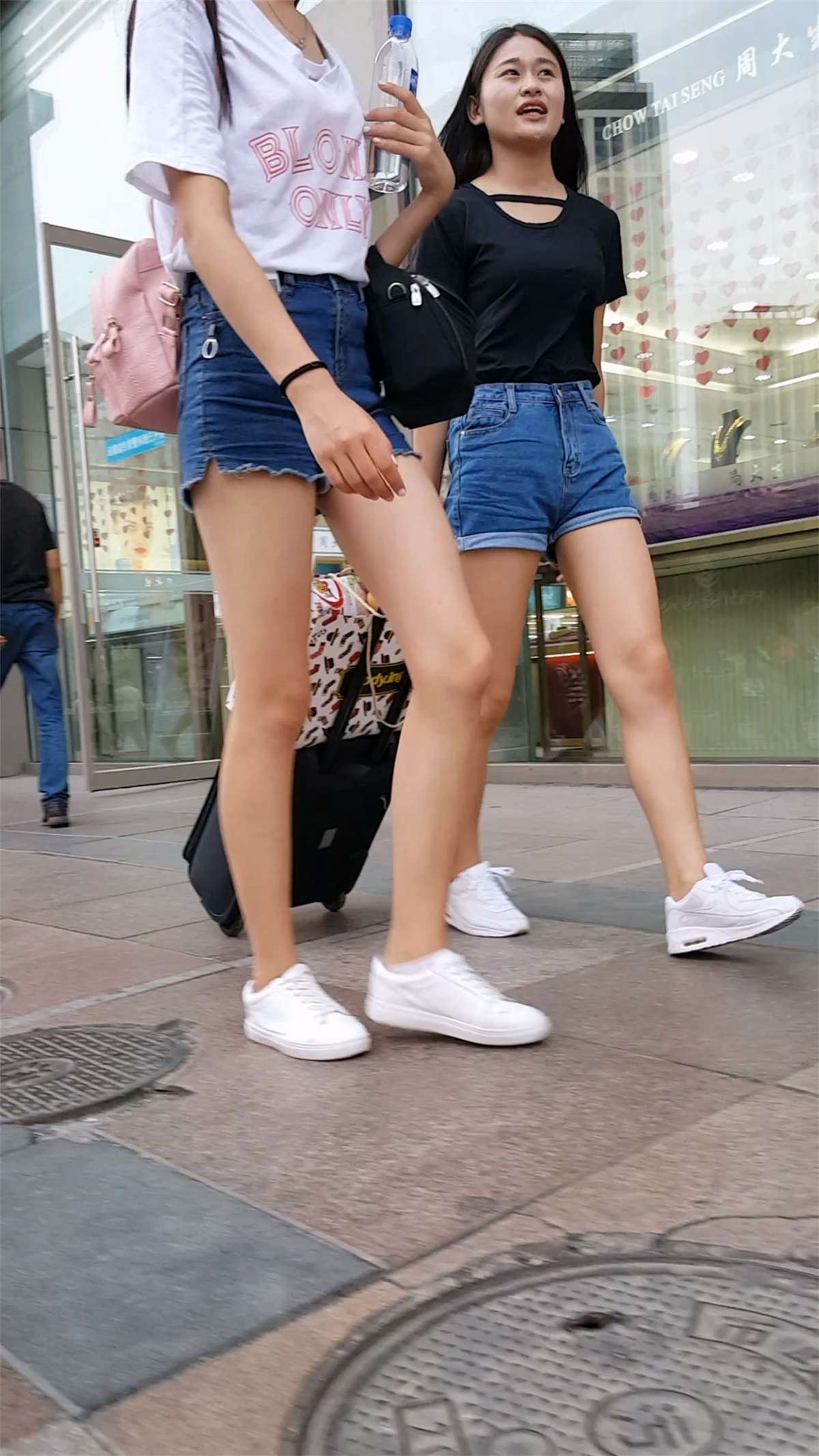 蓝色牛仔短裤极品长腿学生美眉
