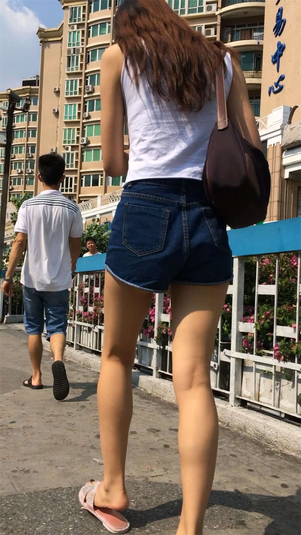 牛仔短裤走着很好看