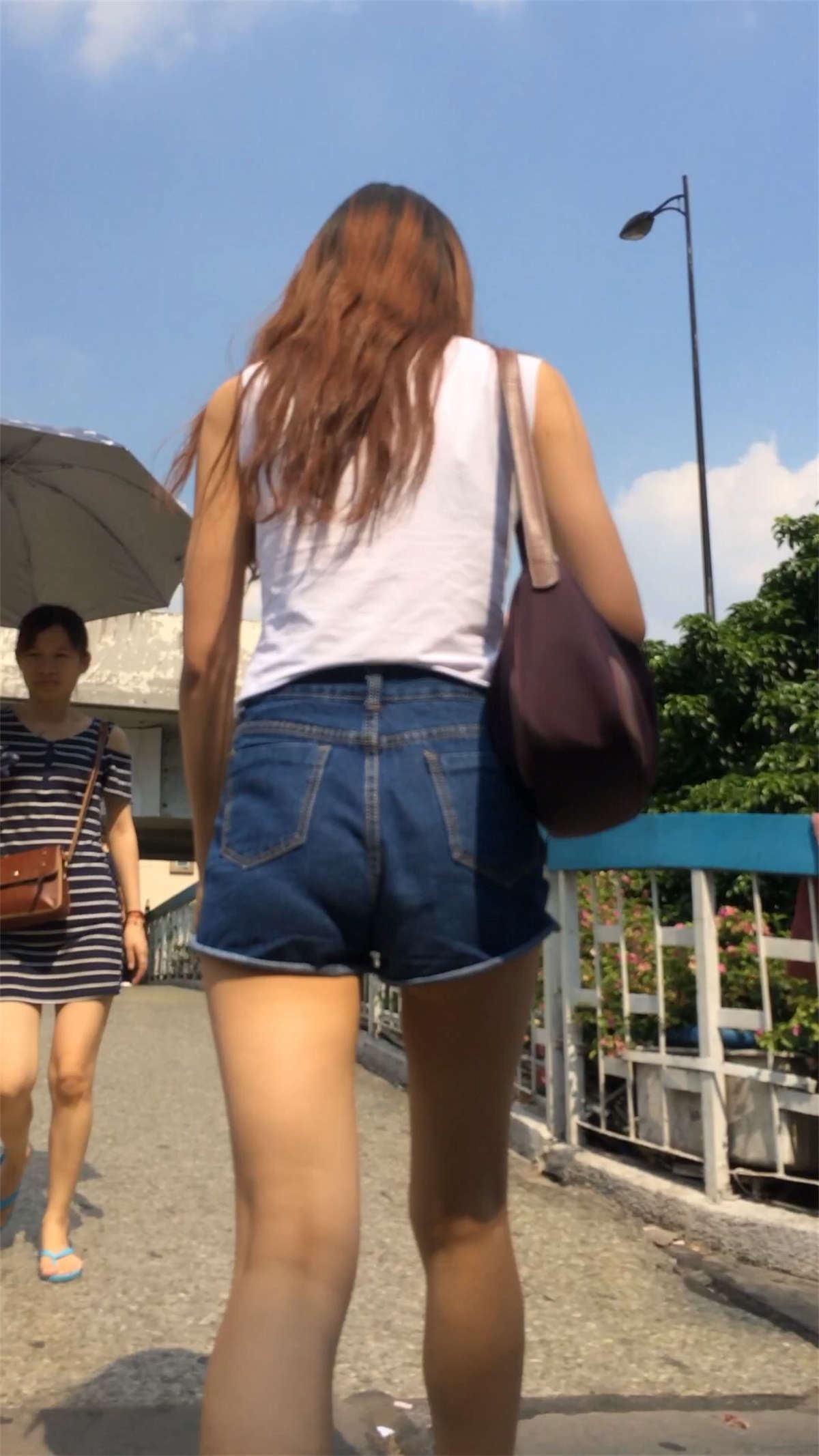 牛仔短裤走着很好看