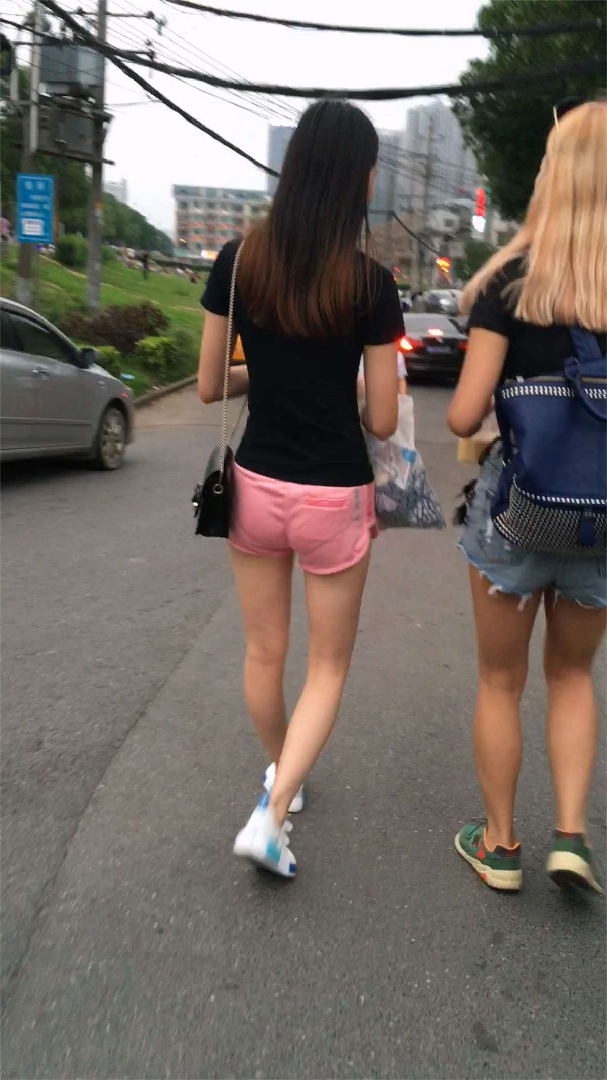 粉色短裤和牛仔短裤性感美女