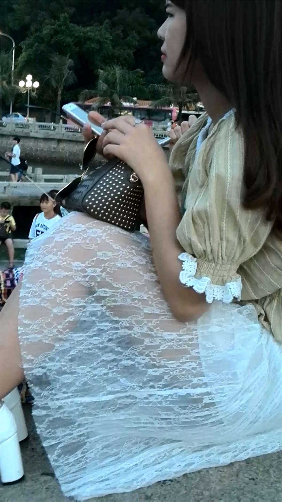 坐姿优雅的美女