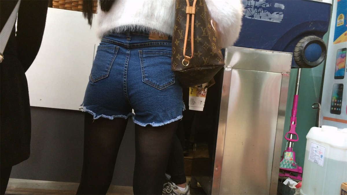 黑丝牛仔短裤美眉