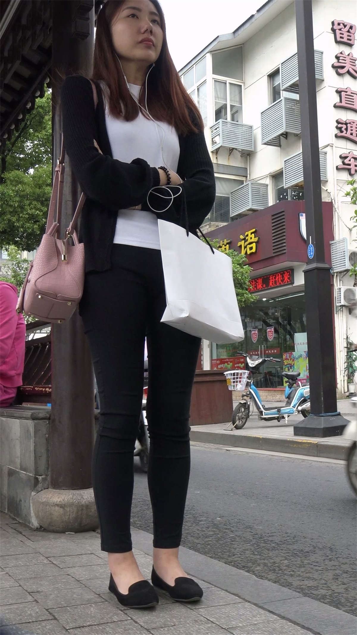 逛街的气质美女