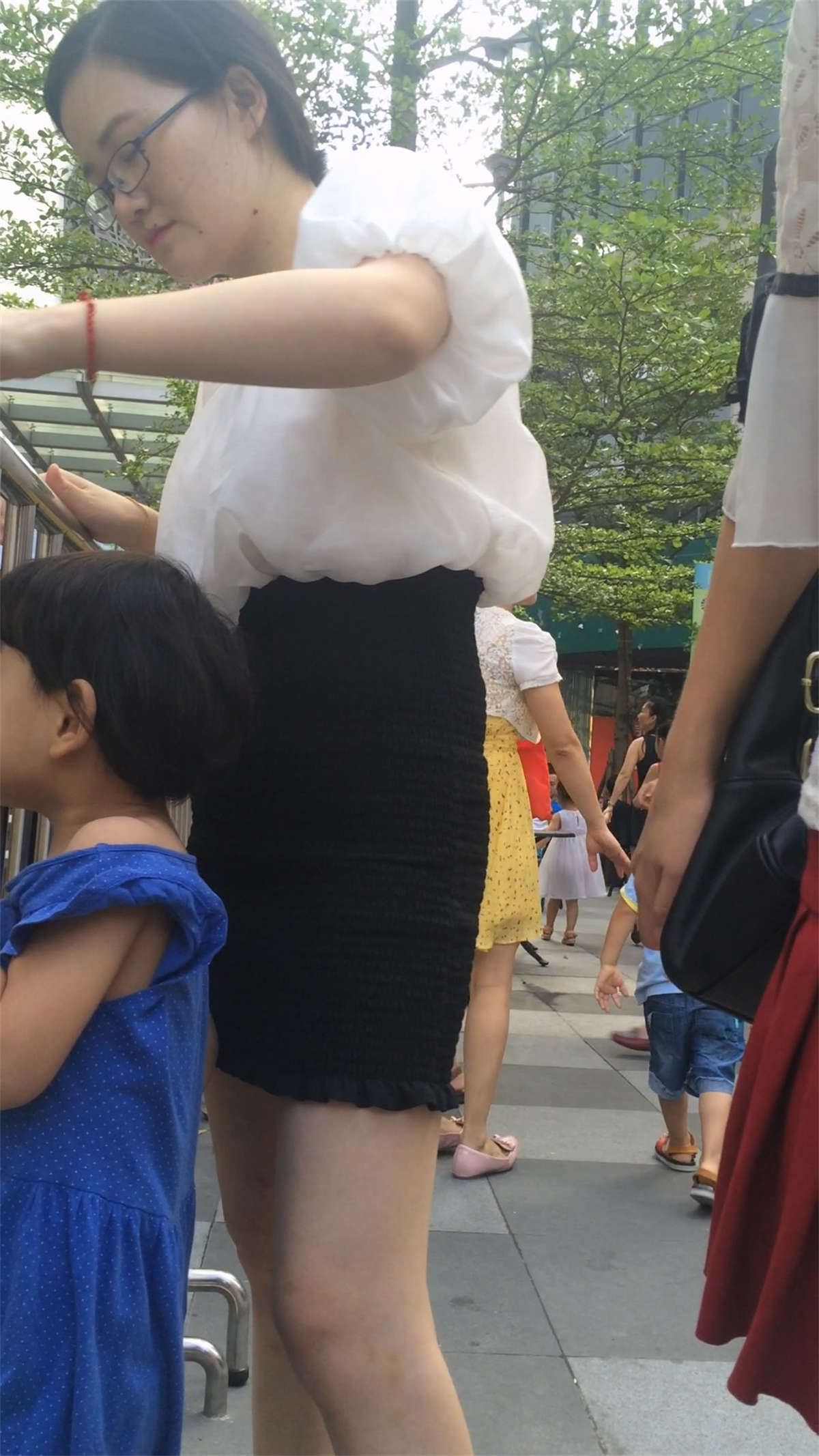 黑色高腰包臀裙白腿性感少妇