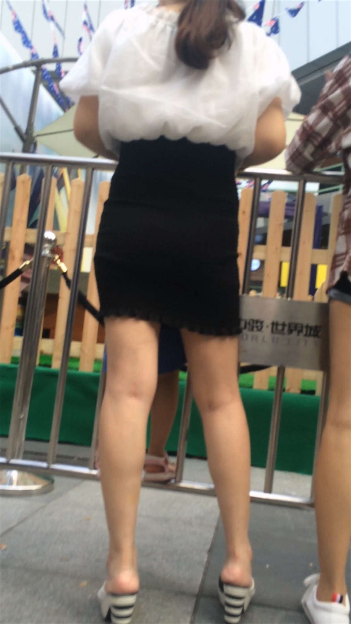 黑色高腰包臀裙白腿性感少妇
