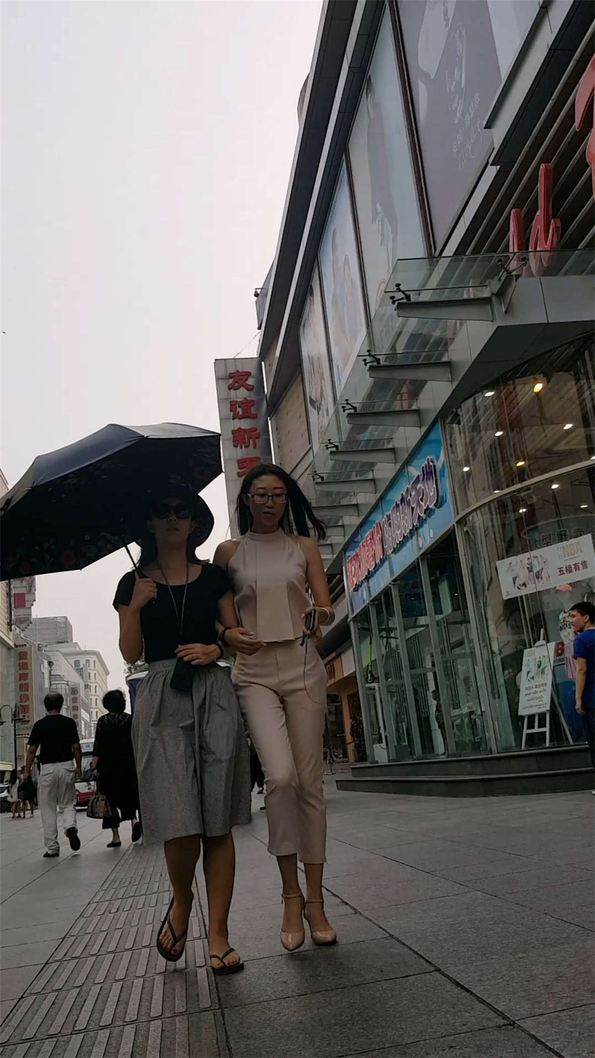 高挑身材紧裤显内痕少妇