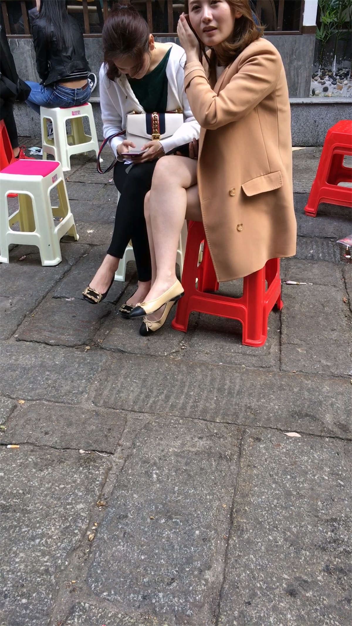 短裤美女极品大白腿