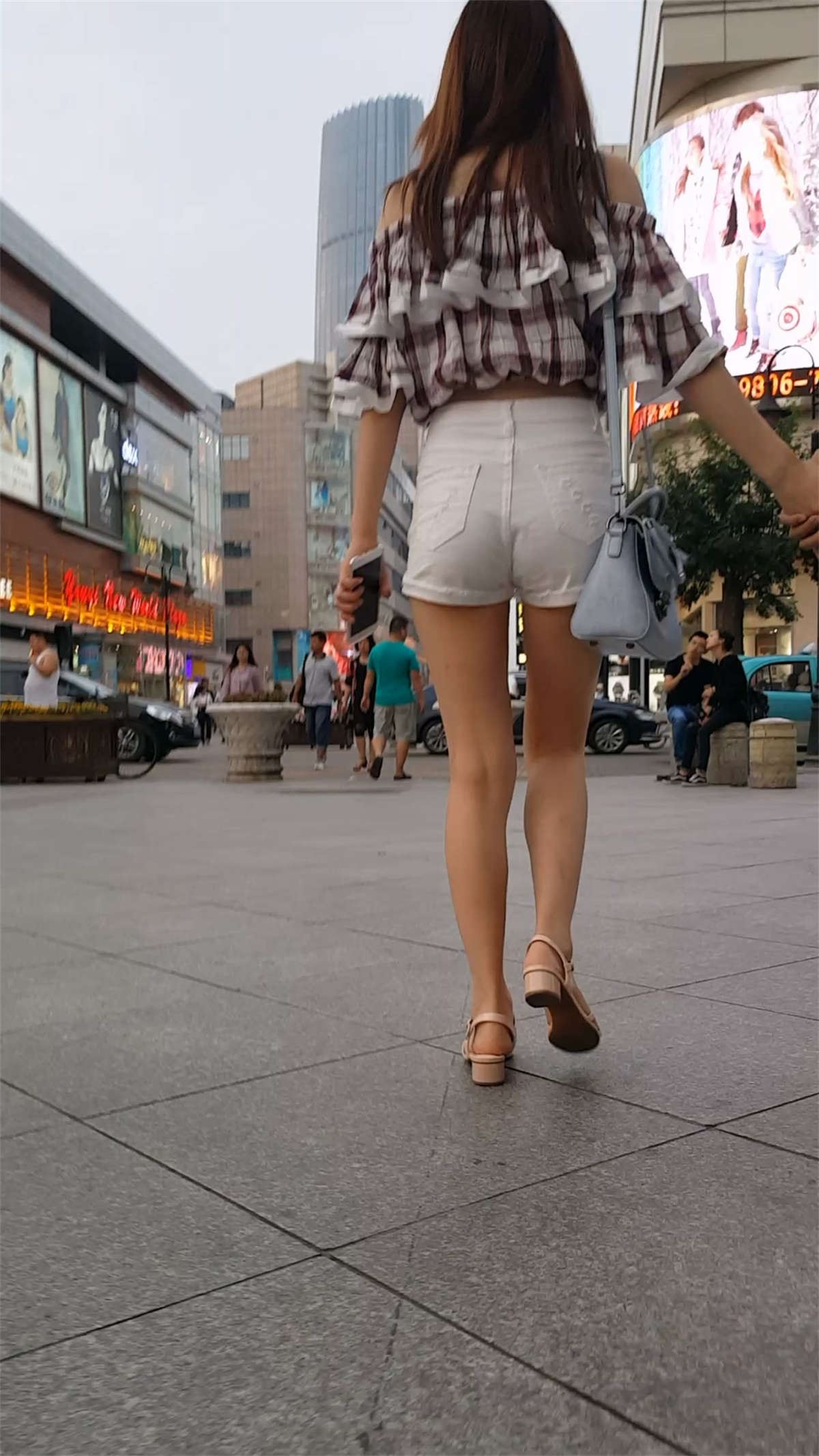 白色紧绷热裤长发美女和男友一起逛街