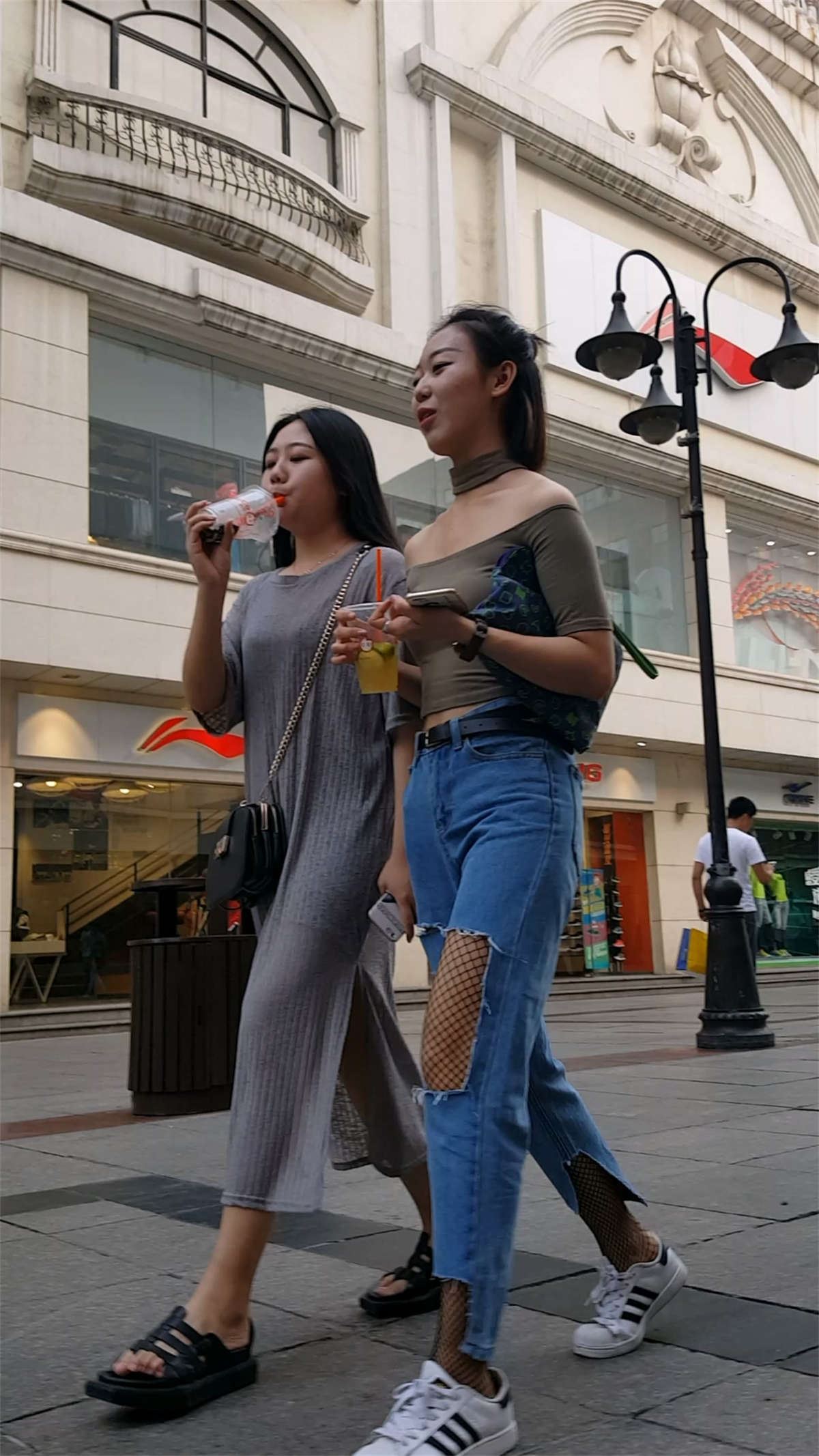 蓝色破洞牛仔裤时尚气质美女