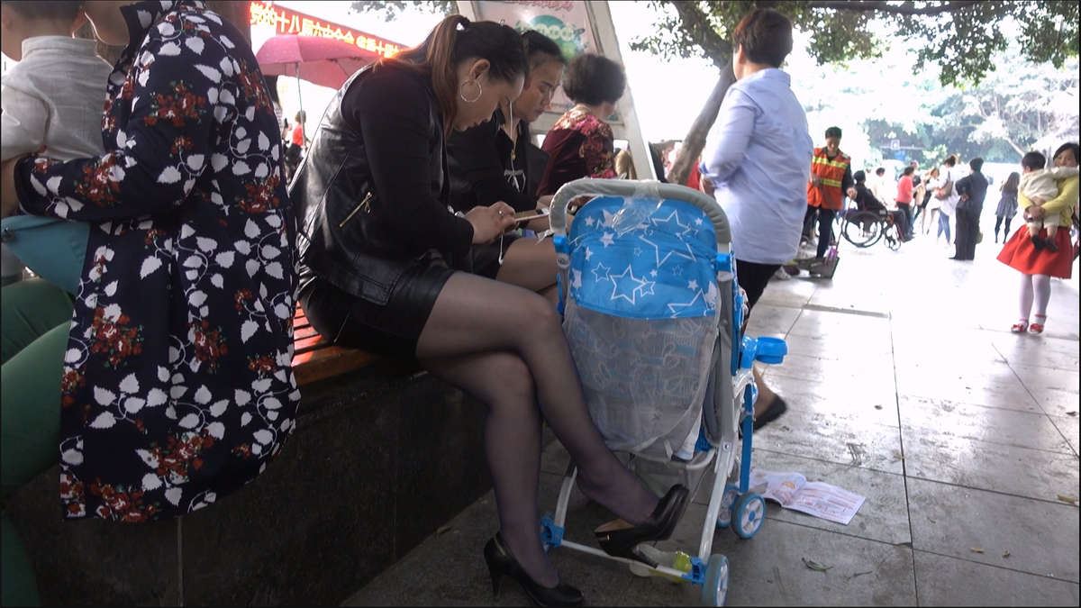 两个黑色高跟包臀短裙黑丝少妇挑鞋