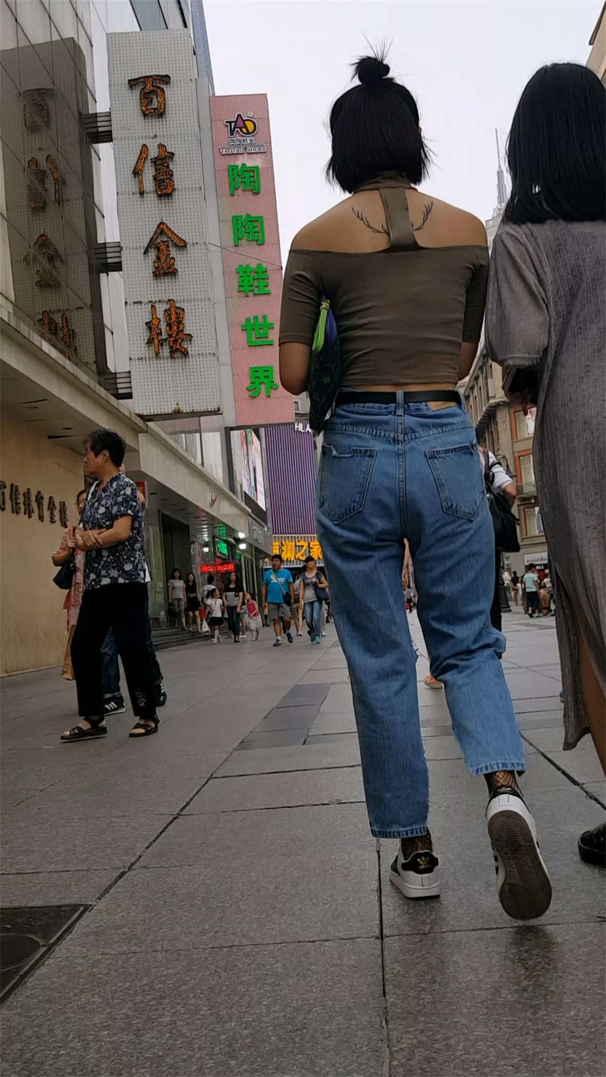 蓝色破洞牛仔裤时尚气质美女
