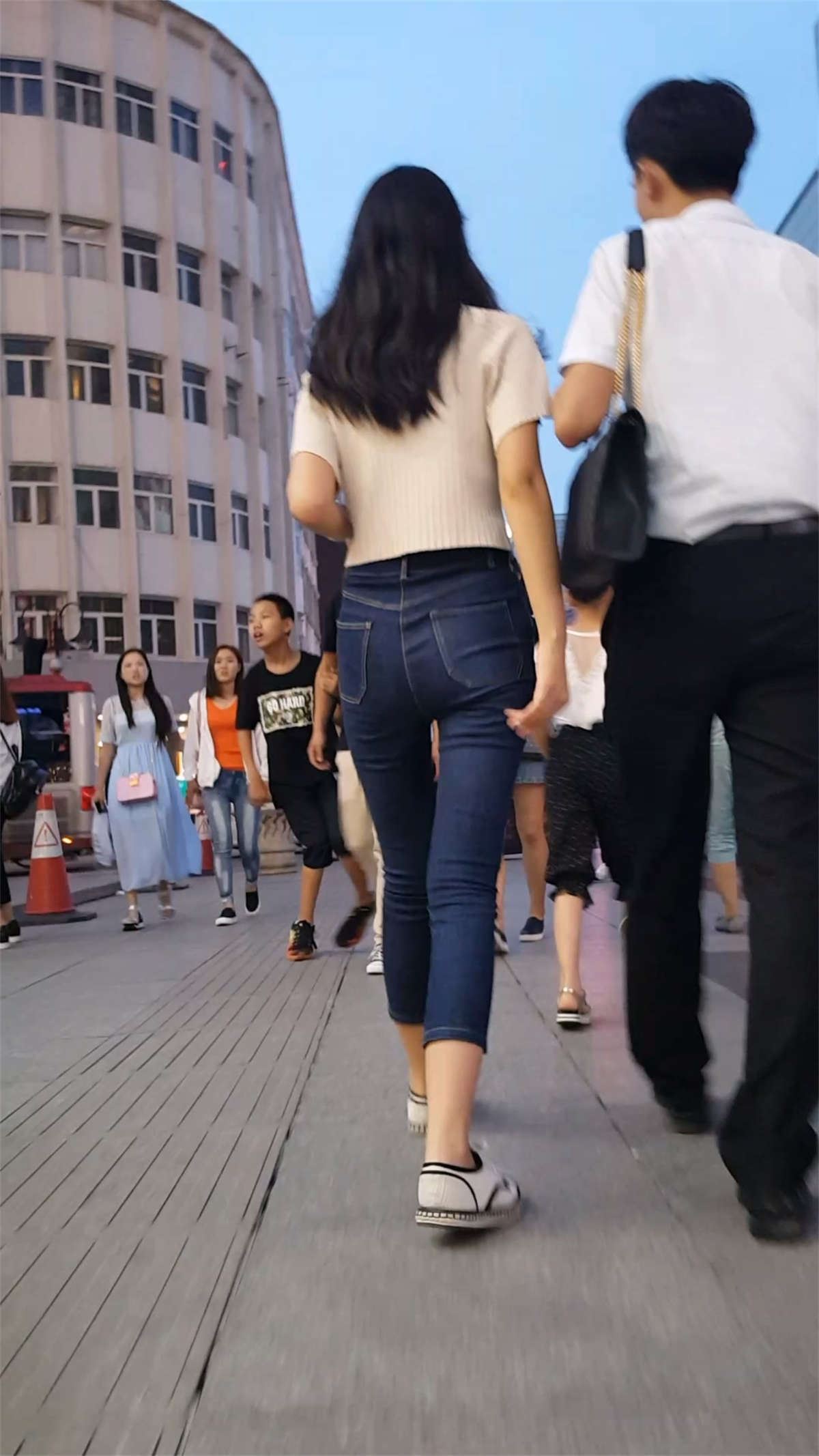 蓝色紧身牛仔裤长腿美少妇