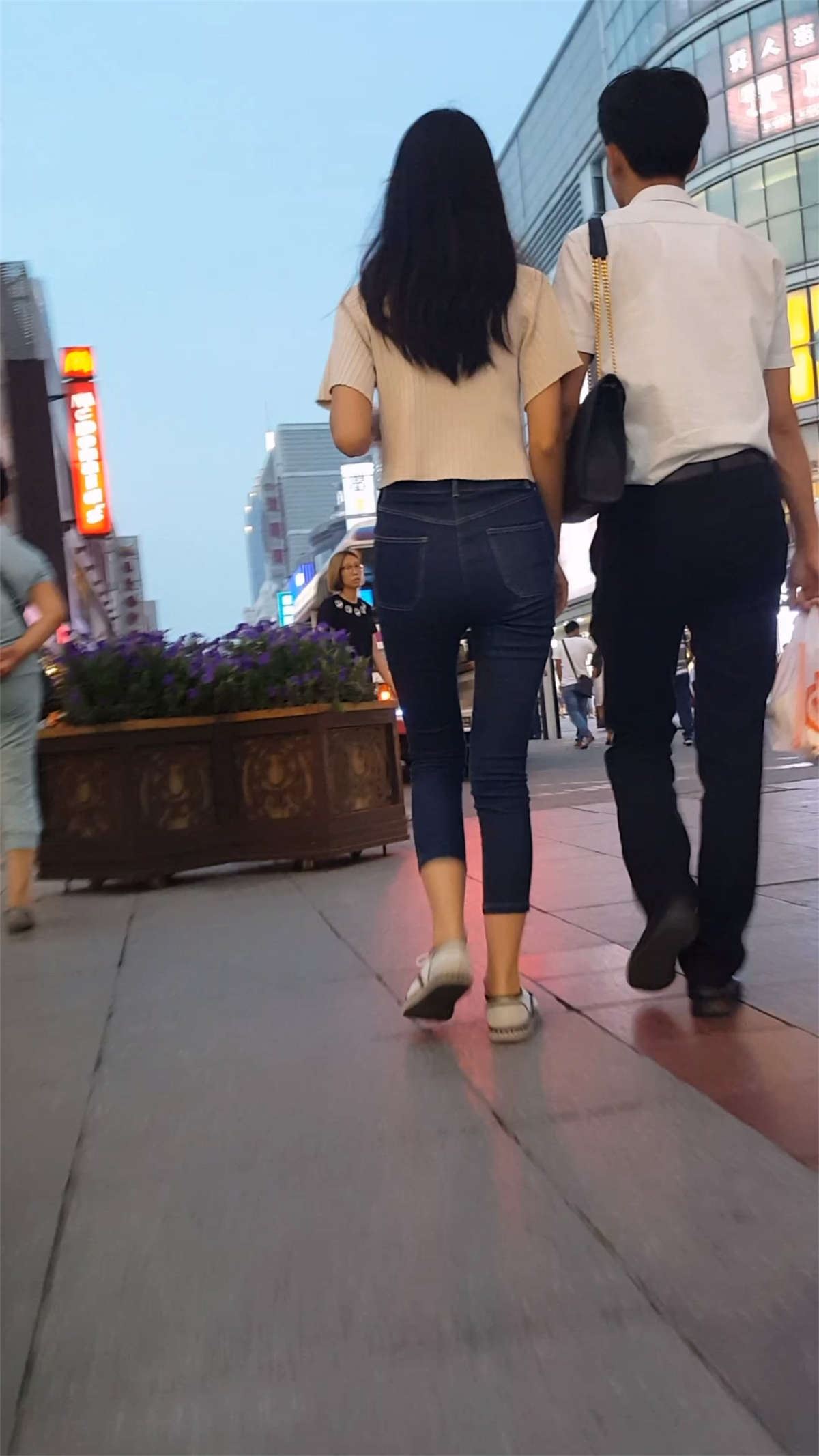 蓝色紧身牛仔裤长腿美少妇